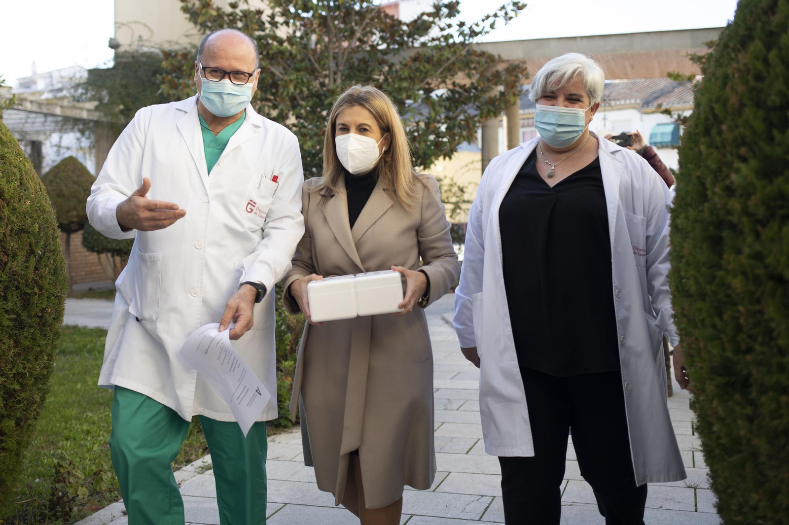 Fotos de un día histórico: así ha sido la vacunación en Granada