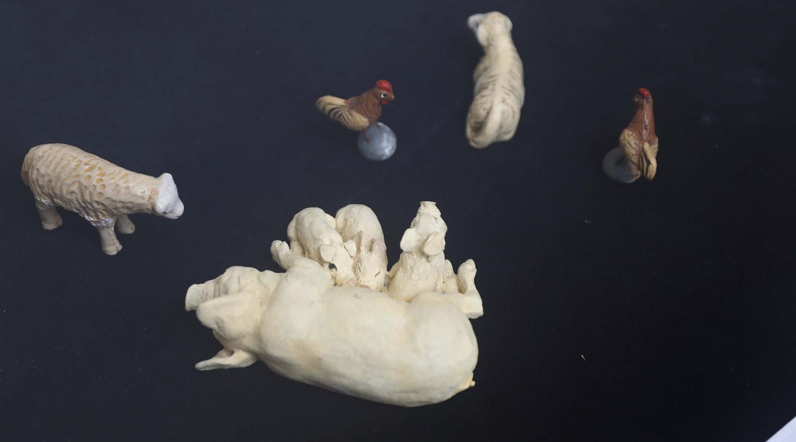 Hilos de Navidad: Las tejedoras de Recrearte llenan el Museo Municipal de Algeciras con las decoraciones en coché