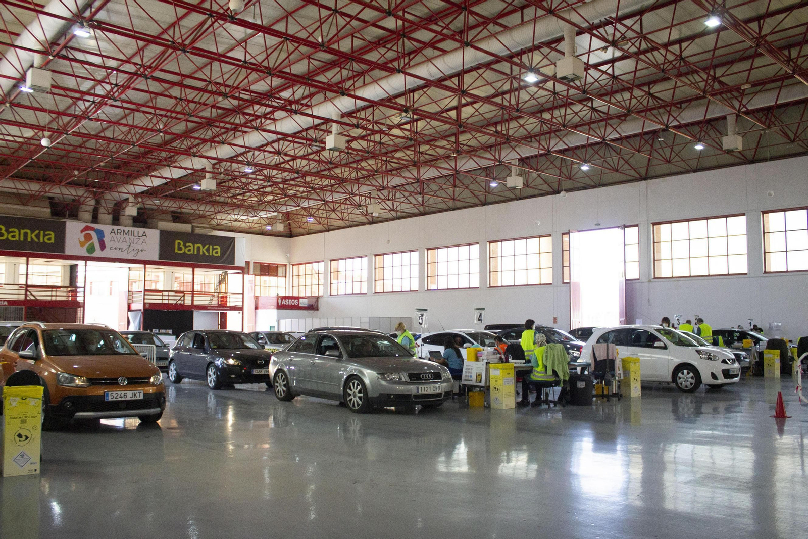 Fotos: colas en la vuelta a la vacunación masiva en Granada