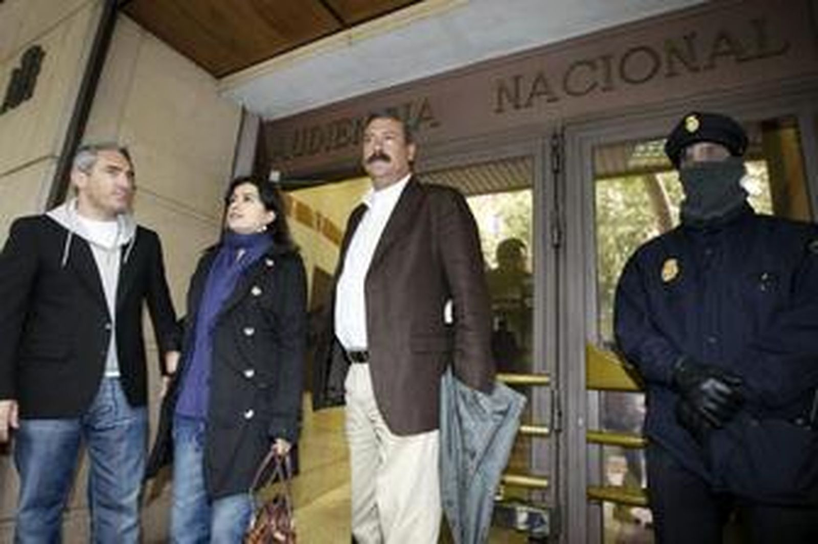 Los periodistas Jon Sistiaga, Olga Rodríguez y Jesús Quiñonero, ayer en la Audiencia Nacional.