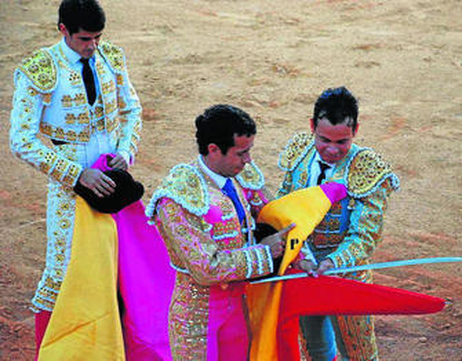 Momento en el que Víctor Puerto otorga la alternativa a Colmenares con Janeiro de testigo.