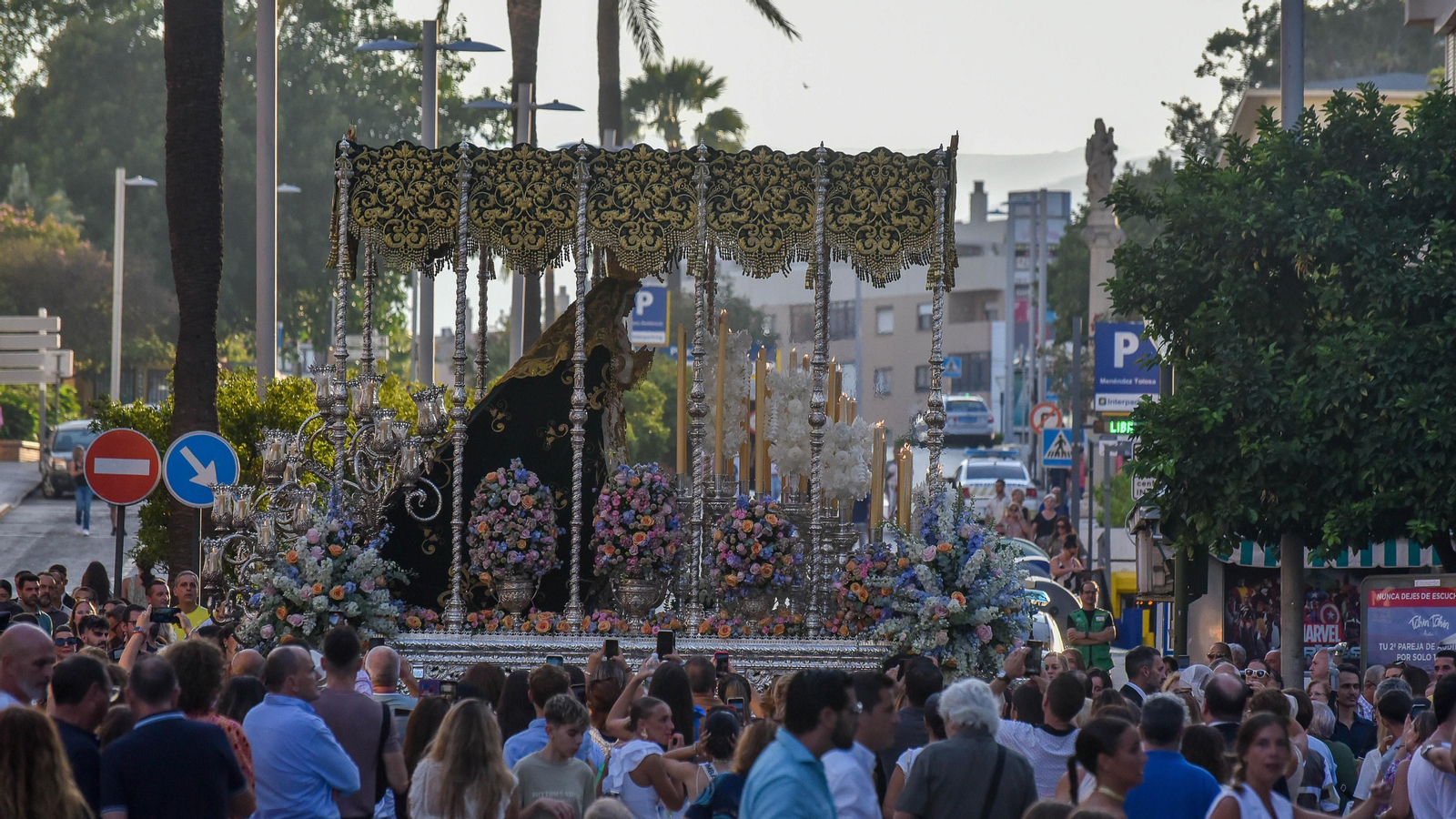 La Magna Mariana de Algeciras por la calle Convento, en imagenes