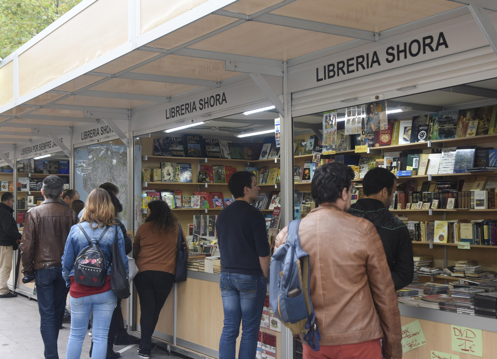 Ambiente en la Feria del Libro Antiguo en su inauguración.
