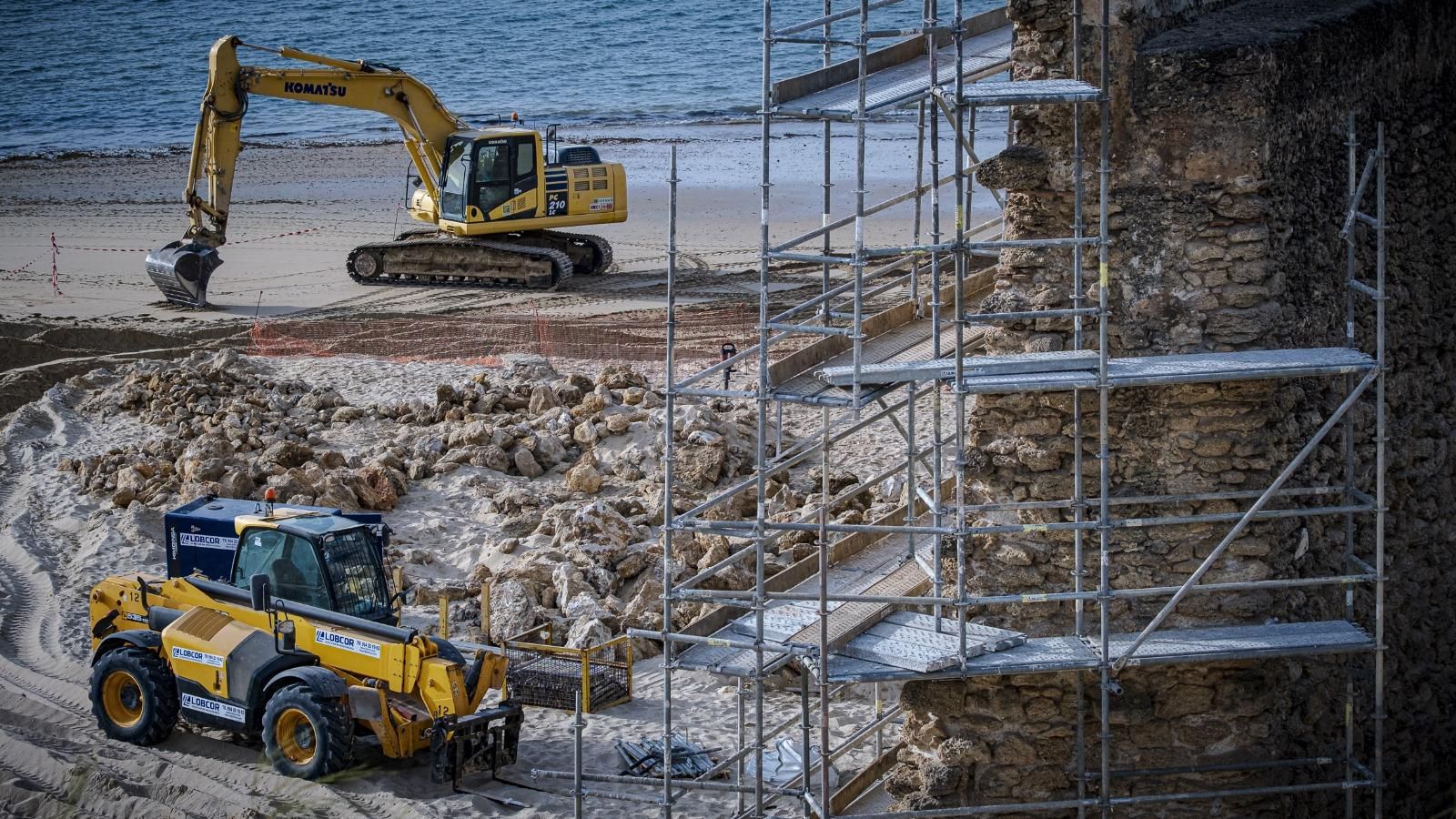 Máquinas trabajando estos días en la playa de La Muralla.