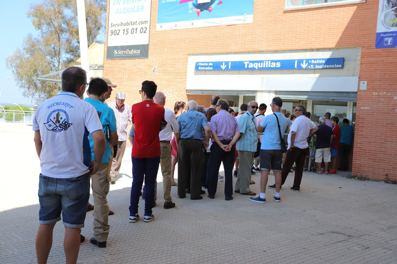 Colas en las taquillas del Nuevo Colombino durante el inicio de la campaña.