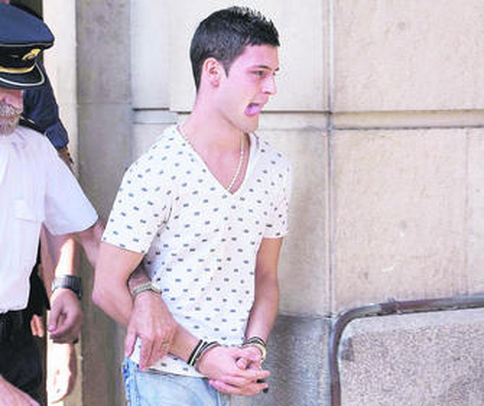 Samuel Benítez es conducido el pasado miércoles a los juzgados de Sevilla.