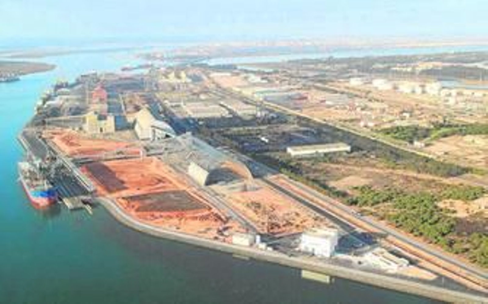 Imagen aérea del muelle Ingeniero Juan Gonzalo en la que se puede apreciar las obras de construcción de la segunda nave.