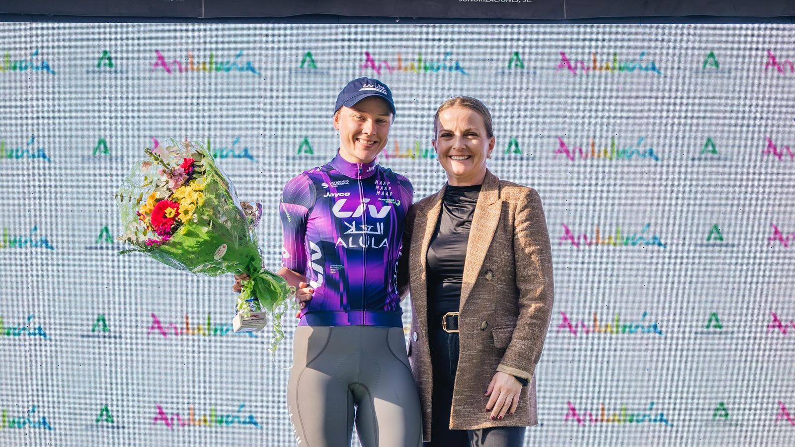 La diputada de Igualdad, María Luisa Cruz, entrega uno de los premios de la competición.