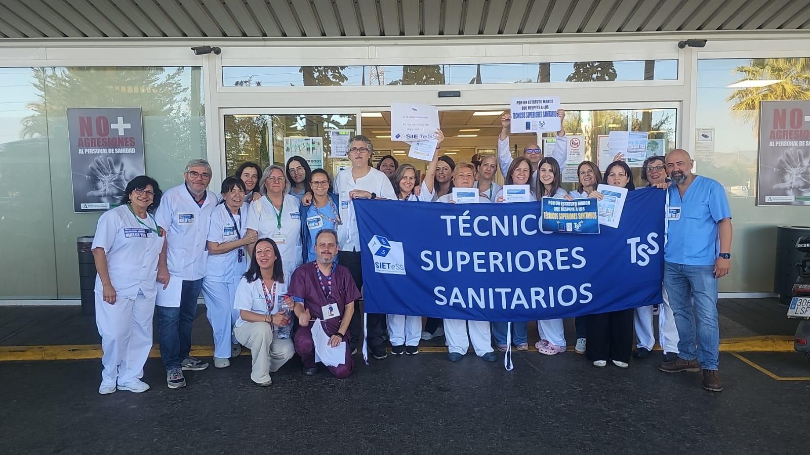 Concentración de los TSS en la puerta del Hospital Universitario Torrecárdenas.
