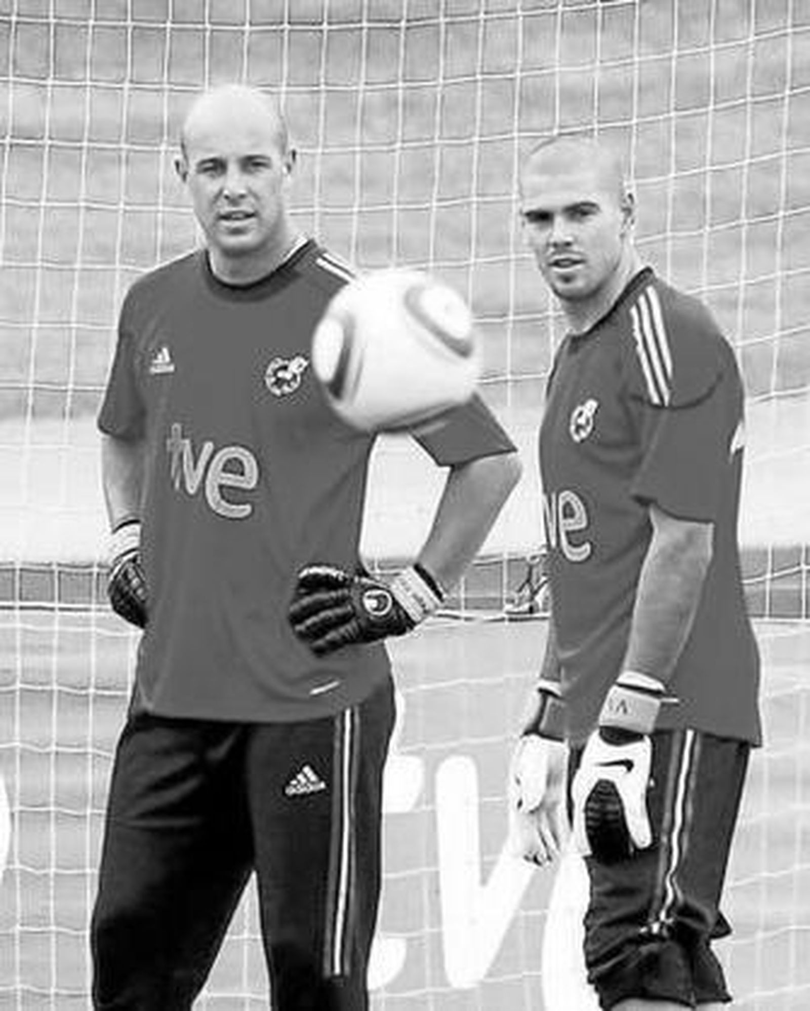 Pepe Reina, junto a Víctor Valdés en un entrenamiento.
