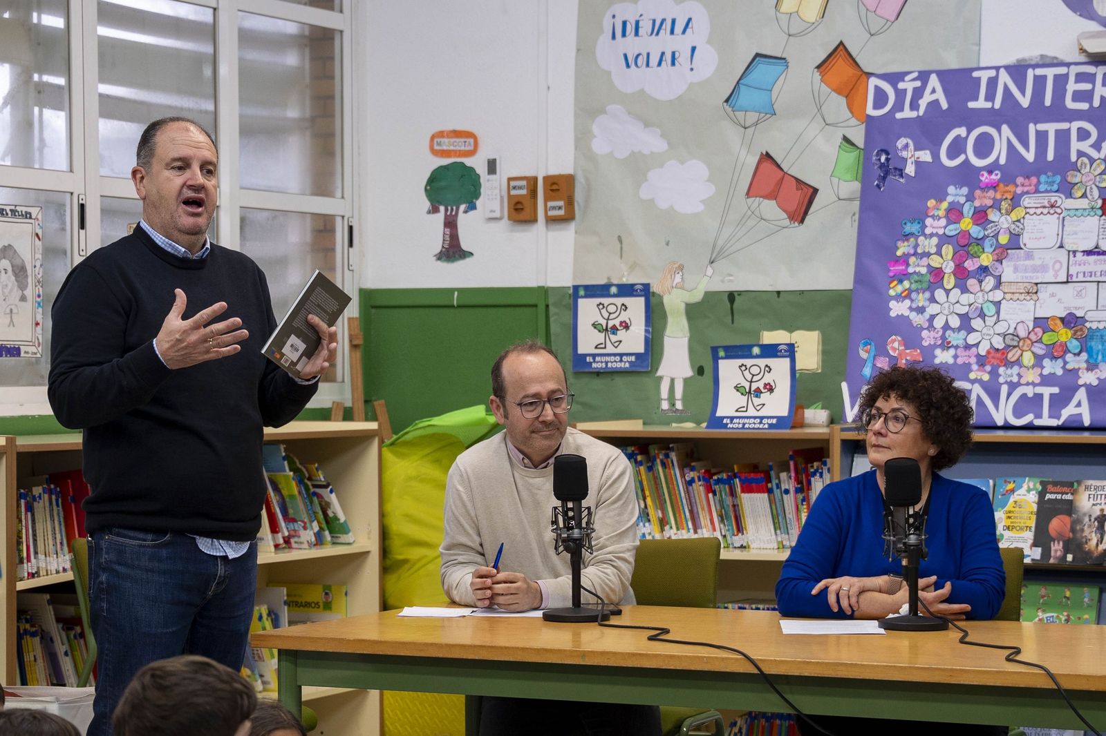Las imágenes del estreno de la radio escolar 'Onda Alberti' y su primer programa dedicado a la ciencia