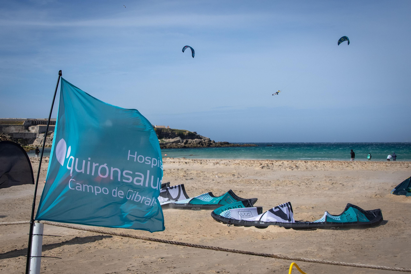 Quirónsalud  presente en el campeonato de kitesurf, en Tarifa.