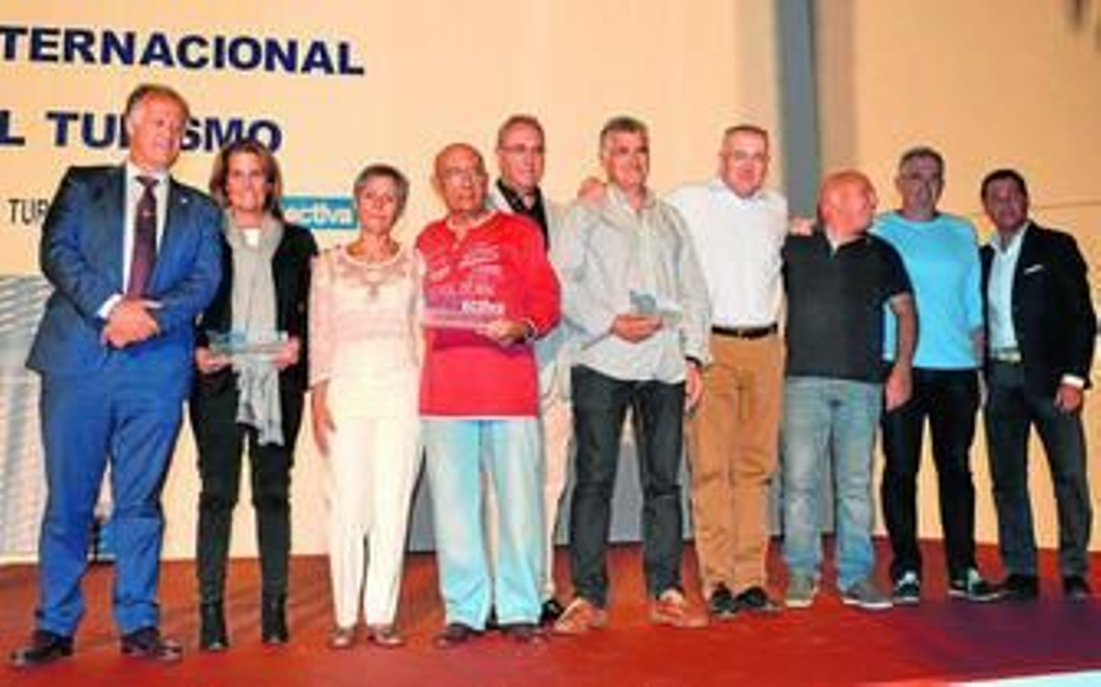 Los galardonados posan con sus premios junto a las autoridades municipales, anoche en el Cinco de Oros.