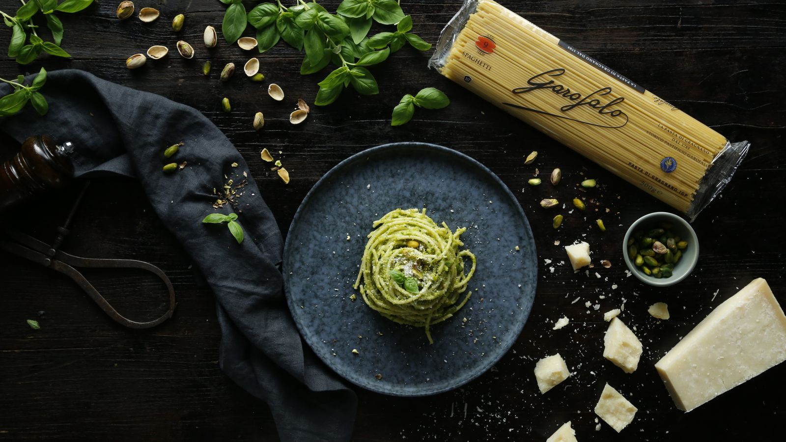 Spaghetti al pesto de pistachos.