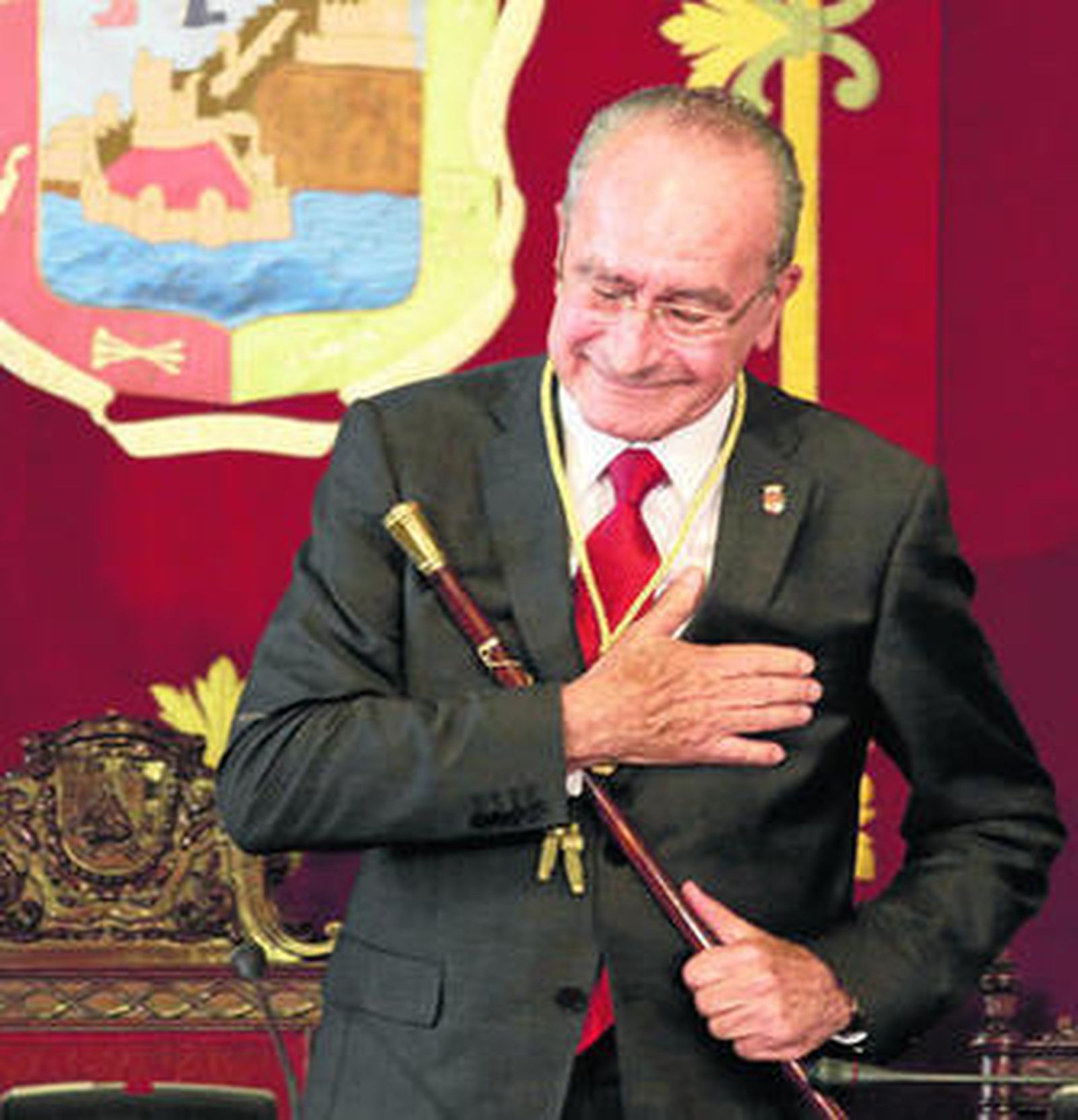 Francisco de la Torre, agradecido, tras recibir la vara de mando como alcalde de Málaga.