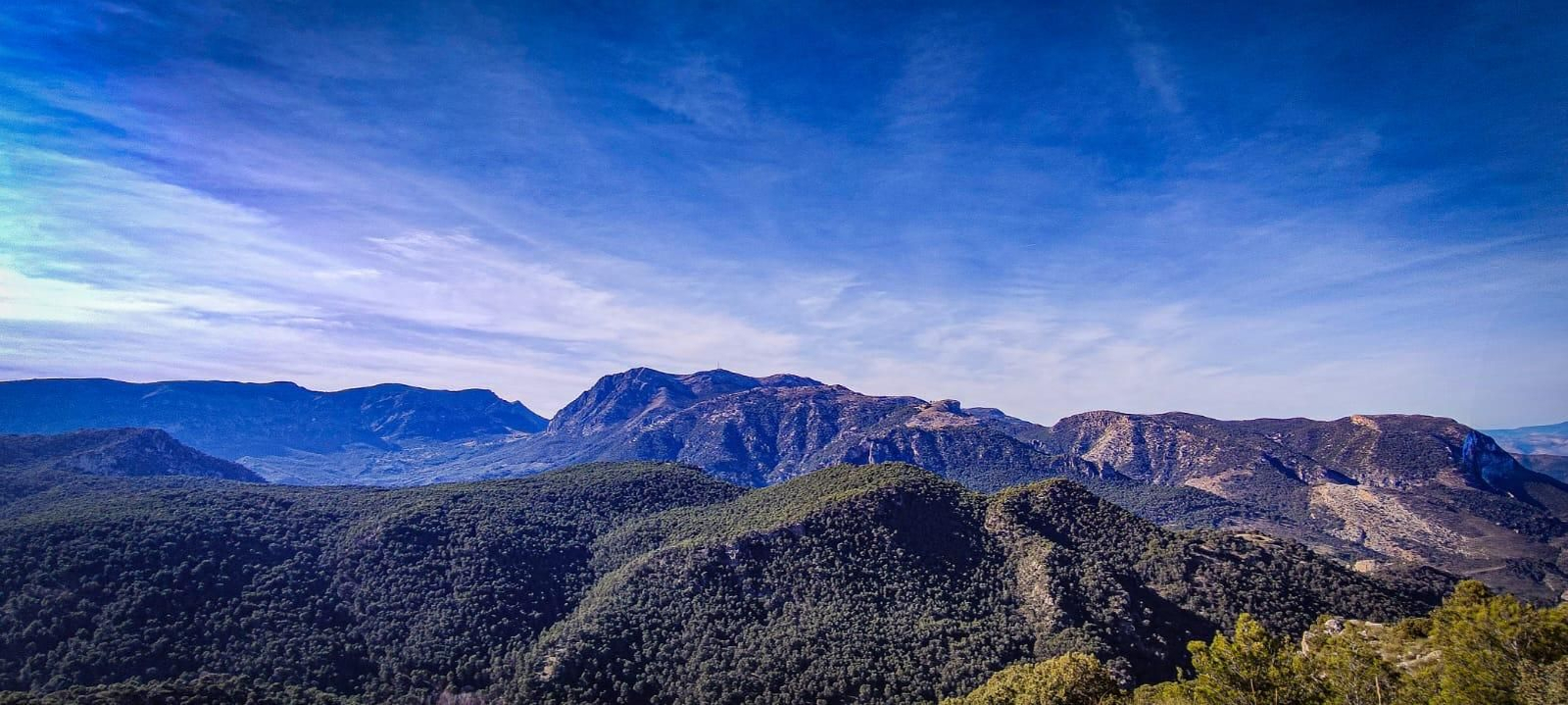 Ruta de senderismo con vistas a Sierra Nevada y la Sierra Sur: subida a la cumbre de Puerto Alto desde la Cañada de las Hazadillas