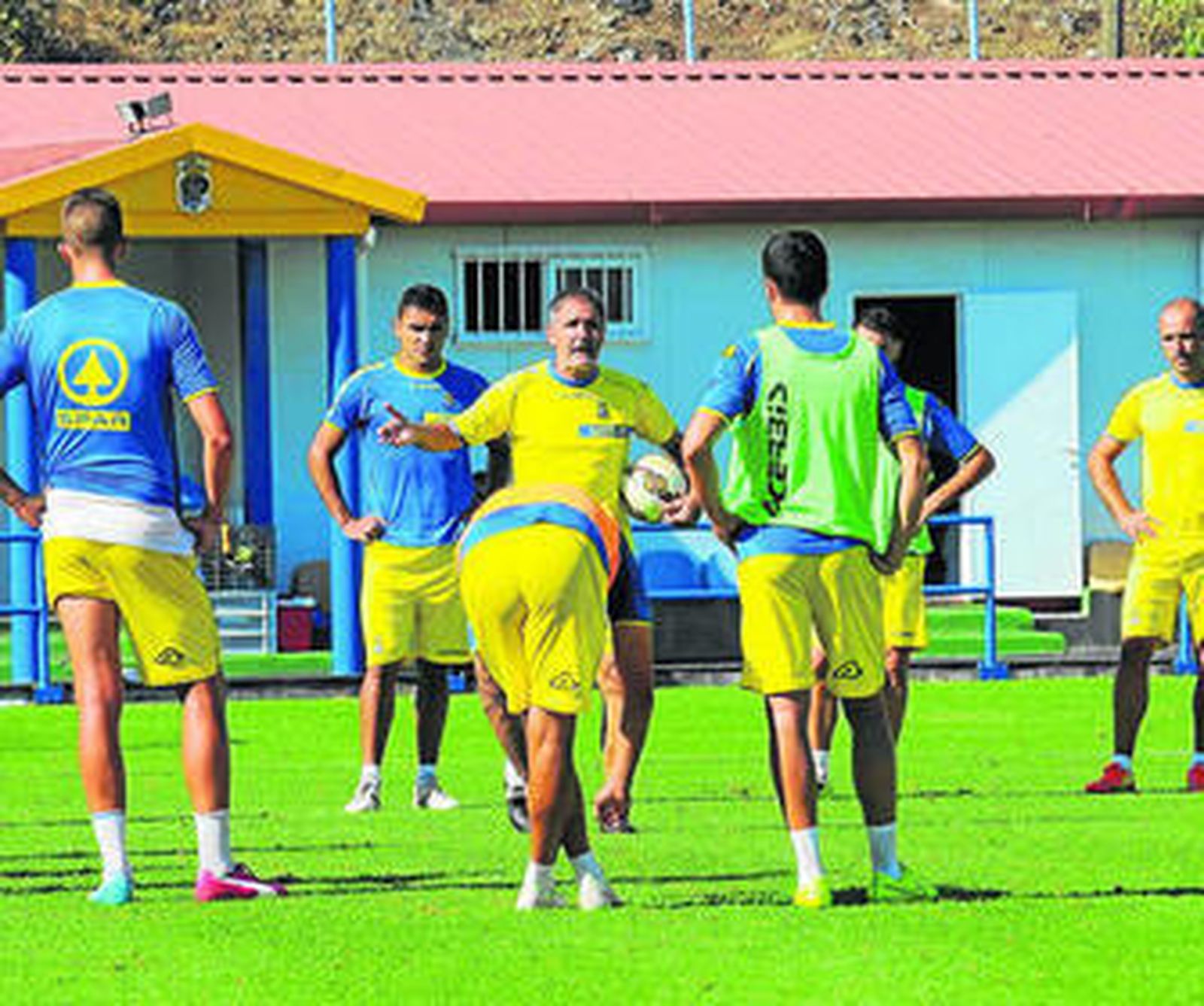 Paco Herrera, rodeado por sus jugadores, en un entrenamiento.