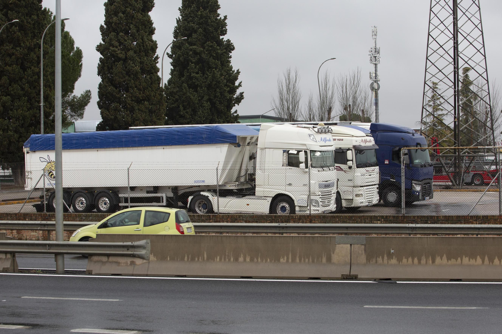 Camiones parados en Granada en  el tercer día de paro indefinido