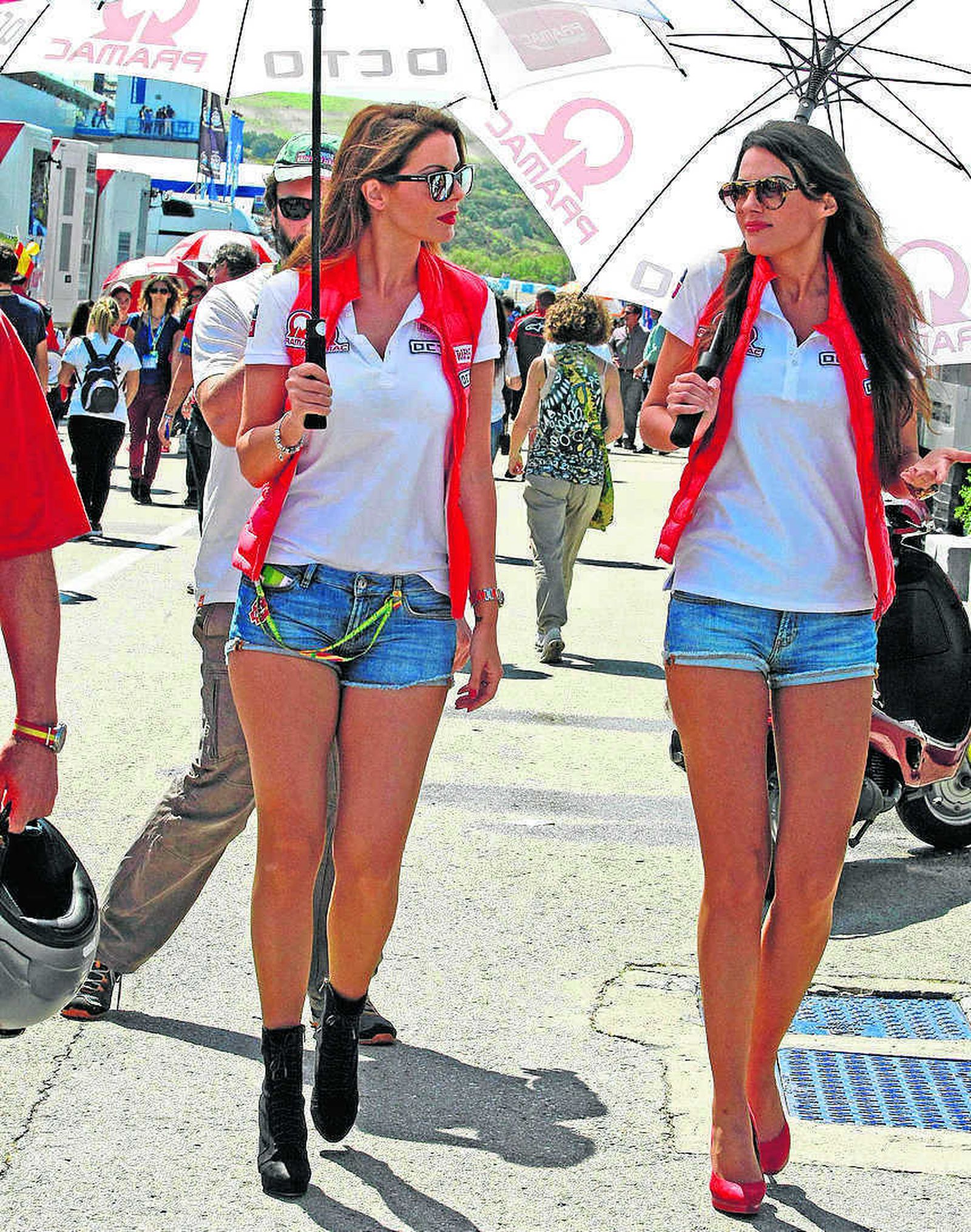 Dos chicas pasean por el circuito.