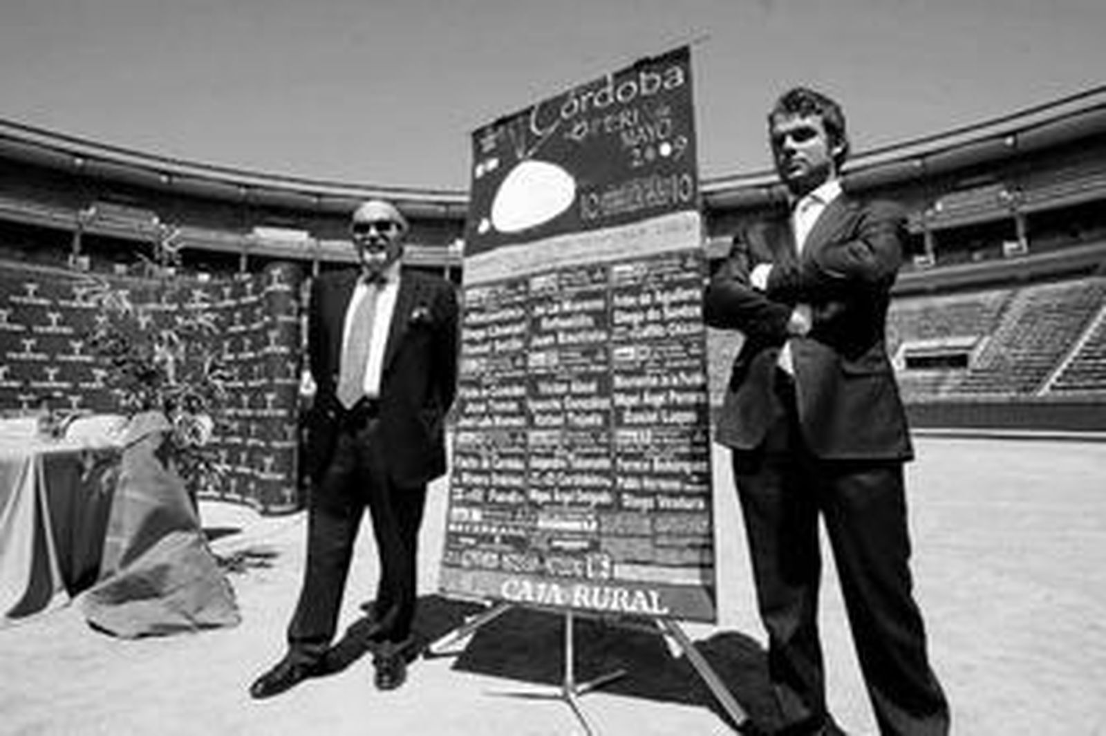 José María González de Caldas, junto a su hijo, en la presentación de los carteles de la Feria de 2009.