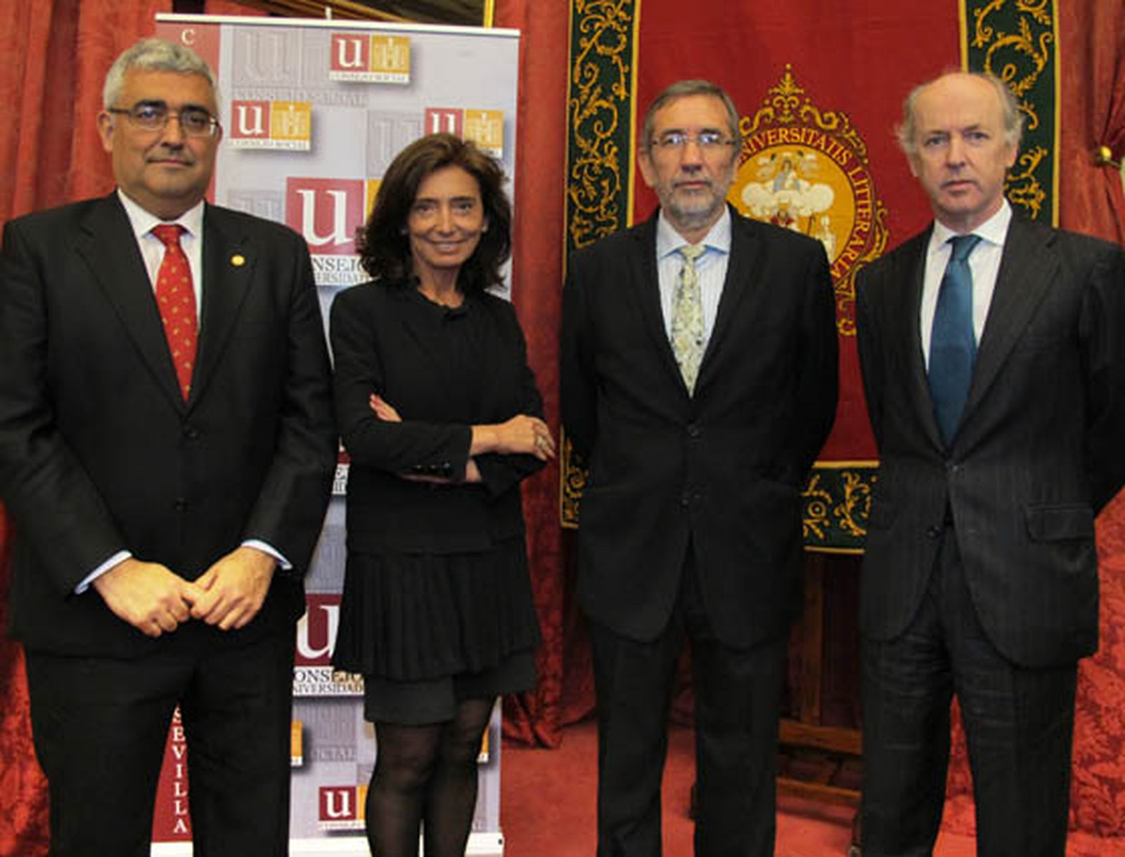 El rector de la US, Antonio Ramírez de Arellano; la presidenta del Consejo Social, Isabel Aguilera; Eduardo Fernández Camacho y el presidente de la Fundación Focus-Abengoa, Felipe Benjumea Llorente.

Foto: Victoria Ramírez