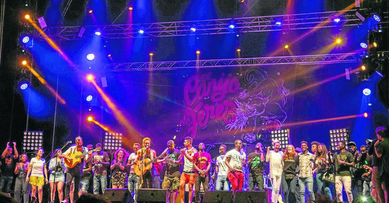 El Canijo de Jerez hizo subir al escenario a los refugiados que trabajaron en el Festival.