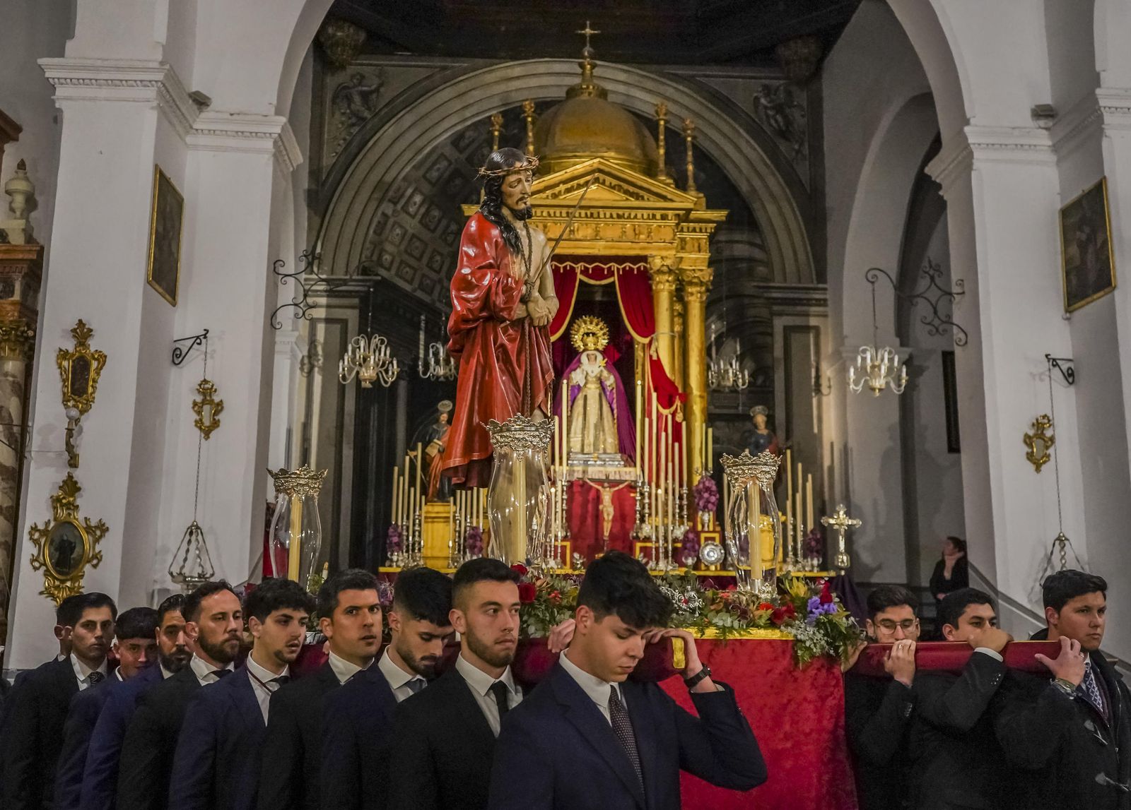 El Señor de la Sentencia, en vía crucis, a los pies de la Alhambra