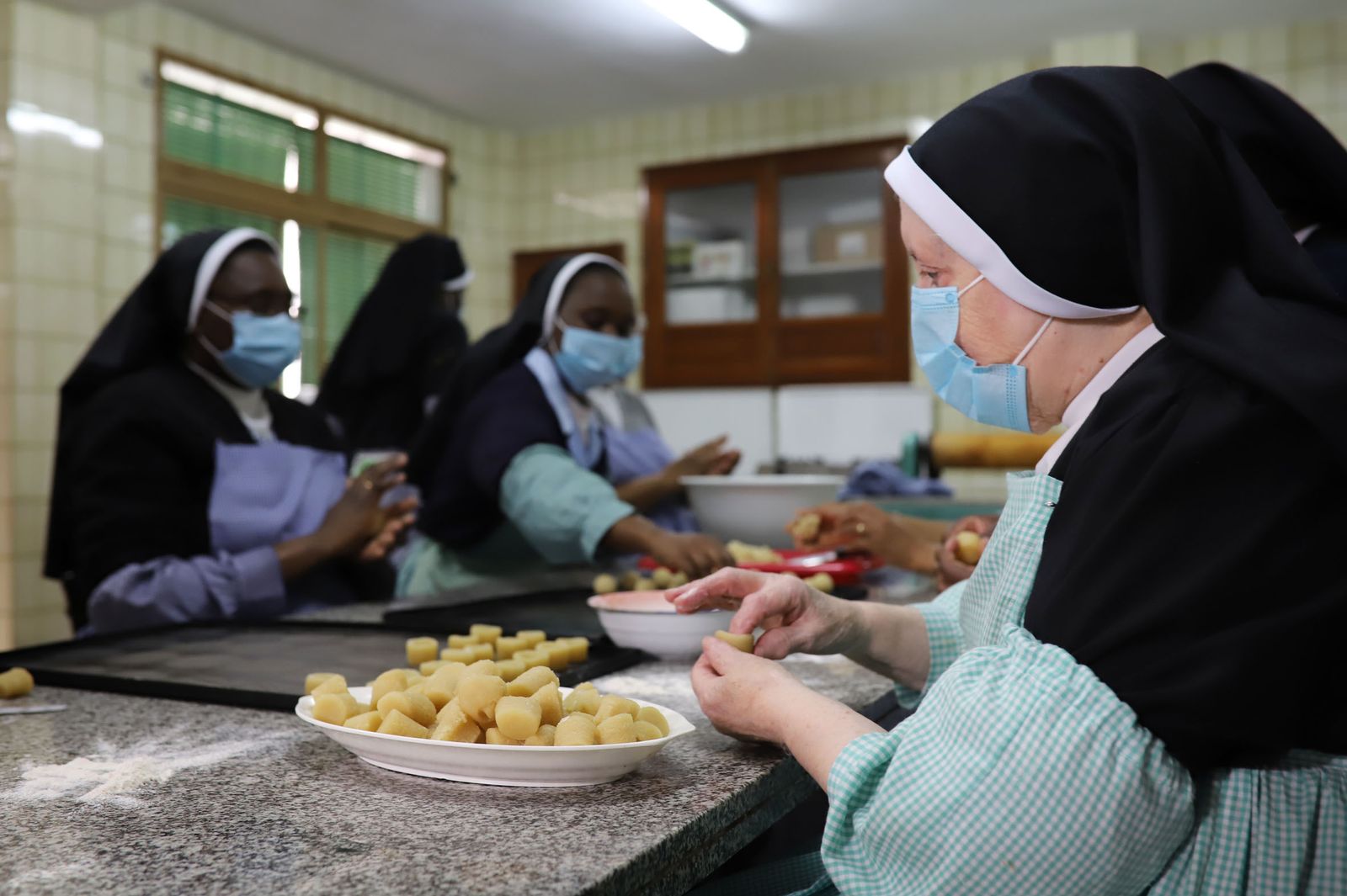 Las hermanas de Santa Rita preparan dulces a domicilio en Jerez