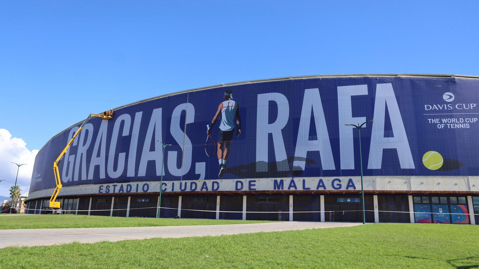 La pancarta de homenaje a Rafa Nadal en el Ciudad de Málaga, en imágenes