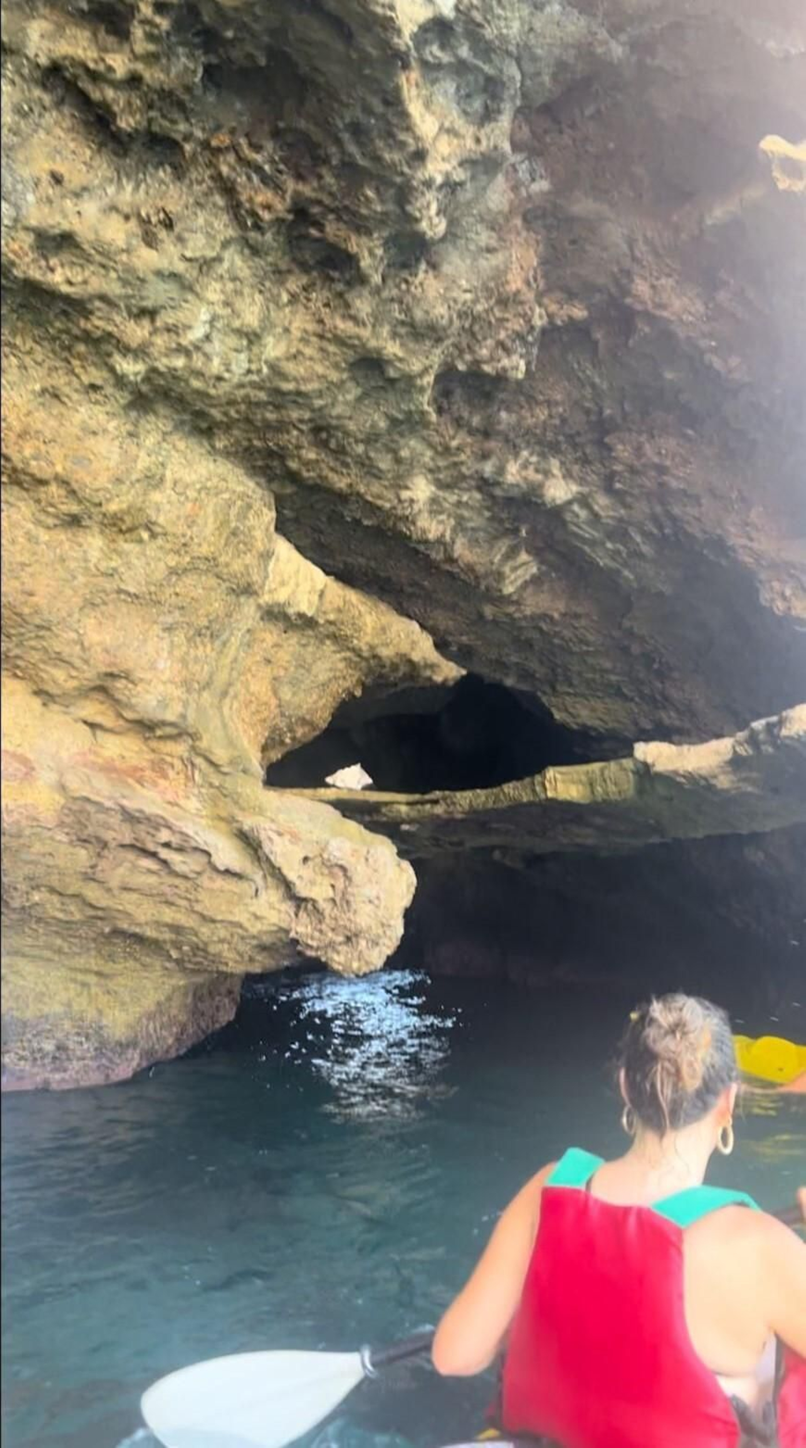 Una ruta en kayak por cuevas y acantilados a dos horas de Algeciras.