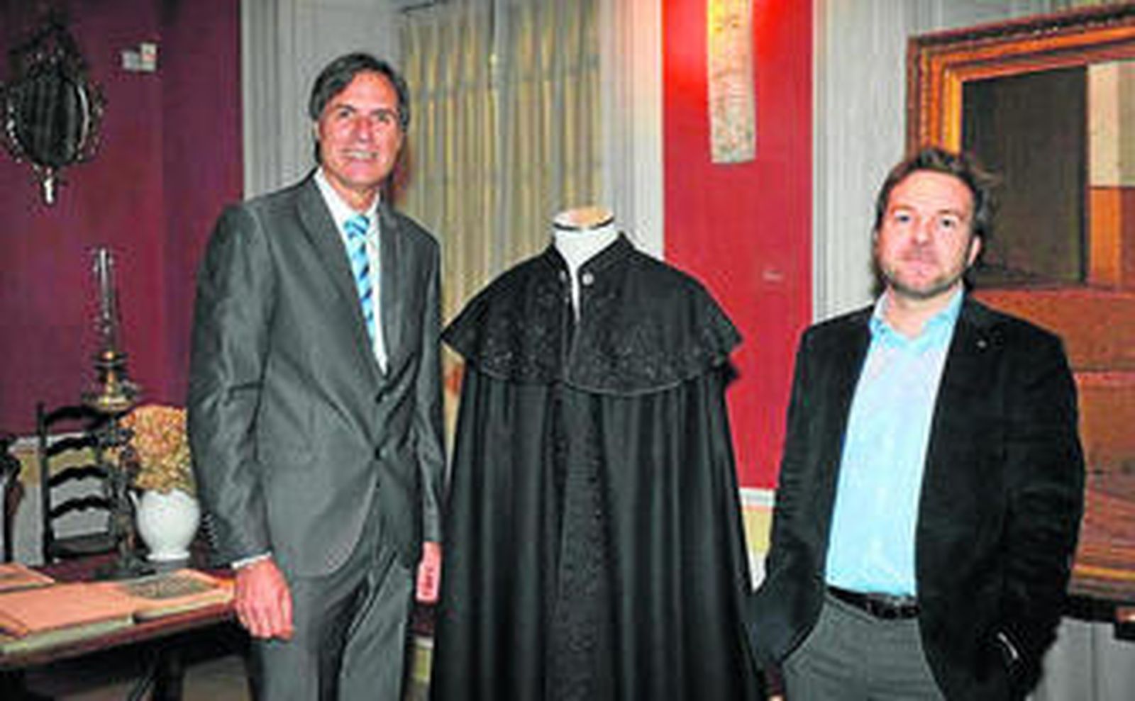 El concejal de Cultura (izquierda) y Marcos Seseña posan con la capa.