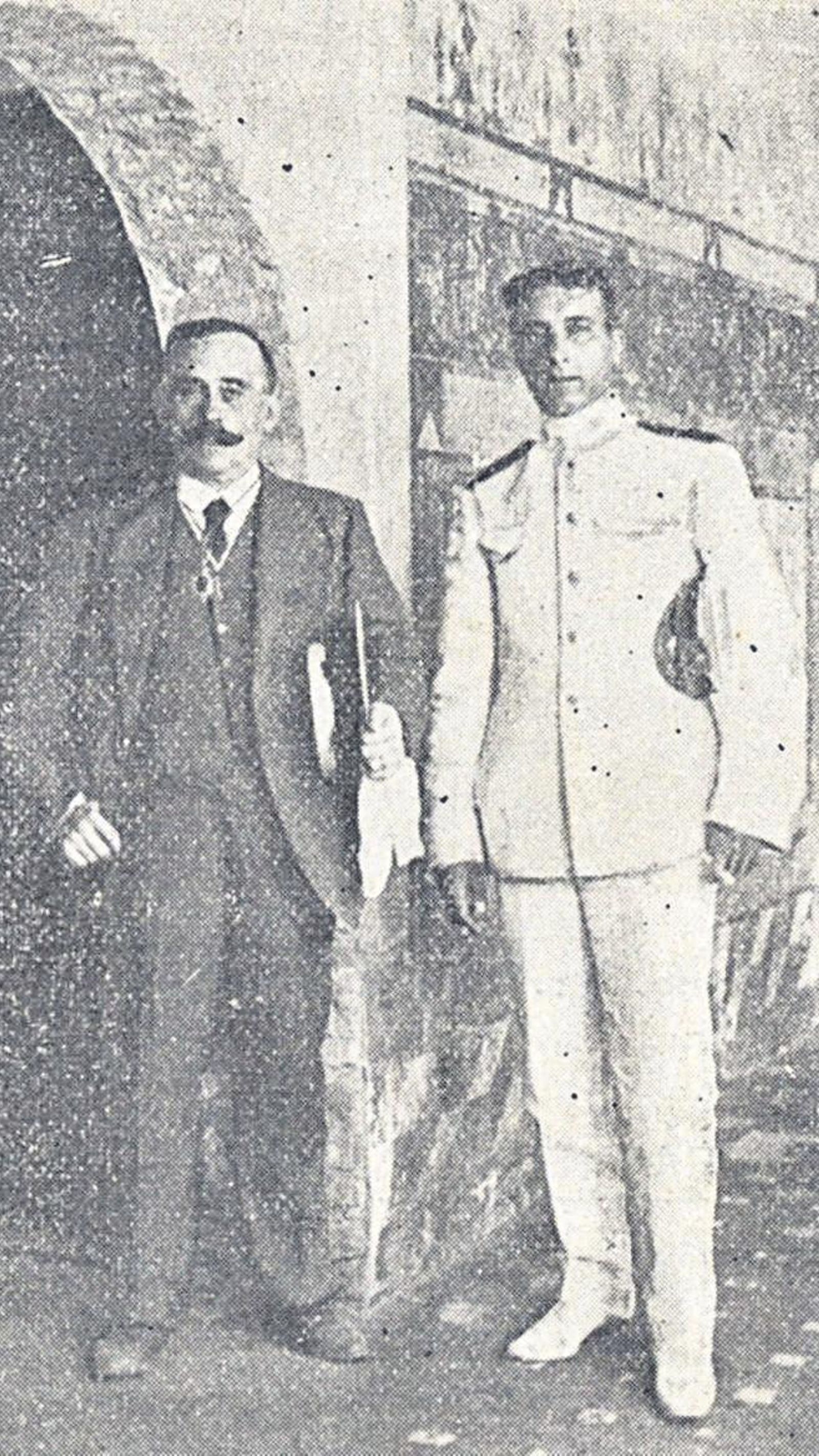 José Marchena Colombo (Izquierda) posa en uno de los arcos del claustro del monasterio de La Rábida junto a Rodolfo Villegas.