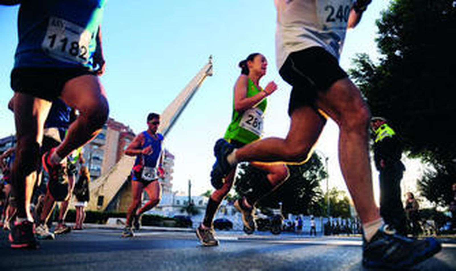 El paso de los corredores por las arterias principales de la ciudad dio un colorido especial a las calles.