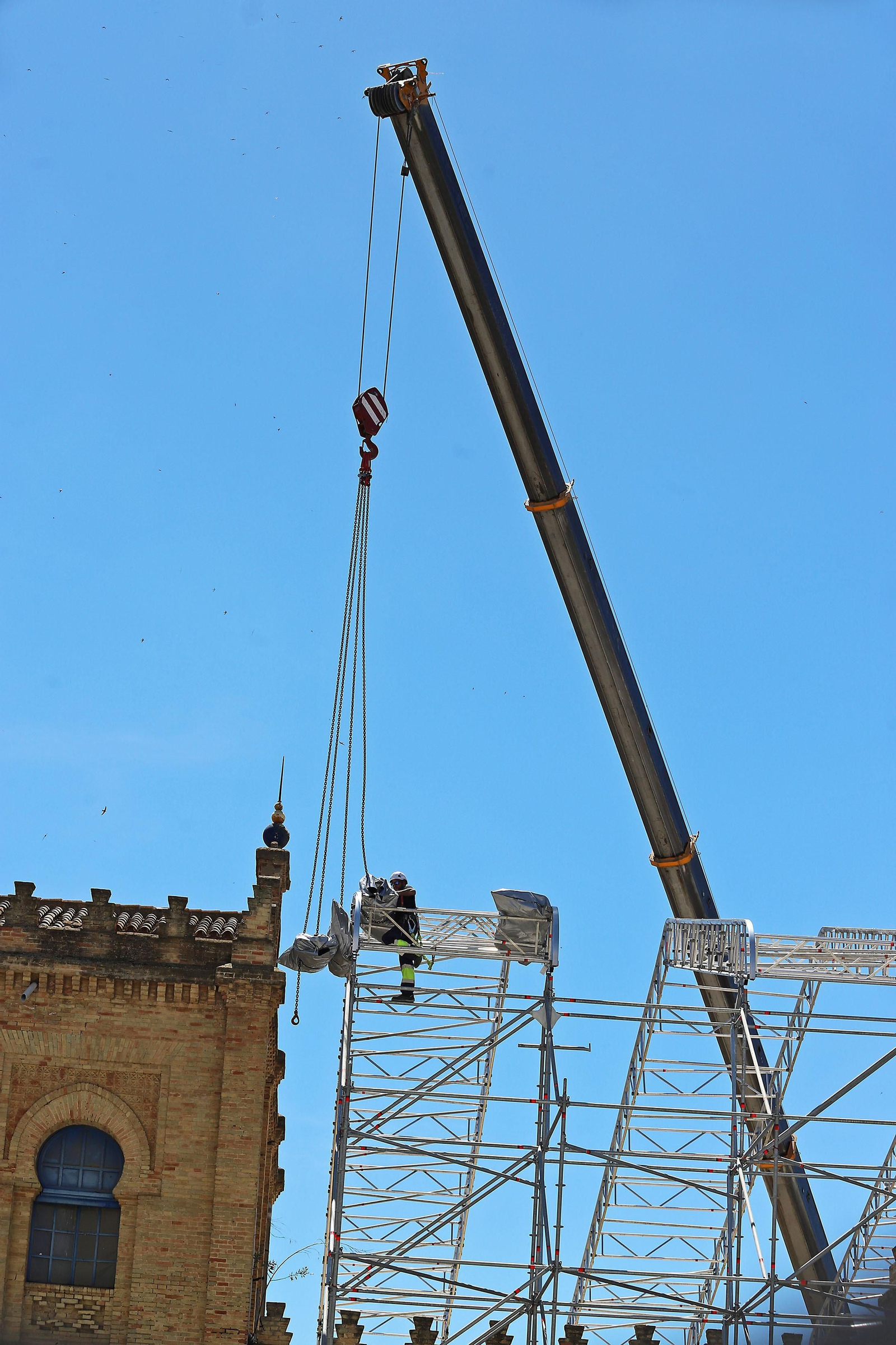Imágenes del montaje del techo de la antigua estación de trenes de Huelva