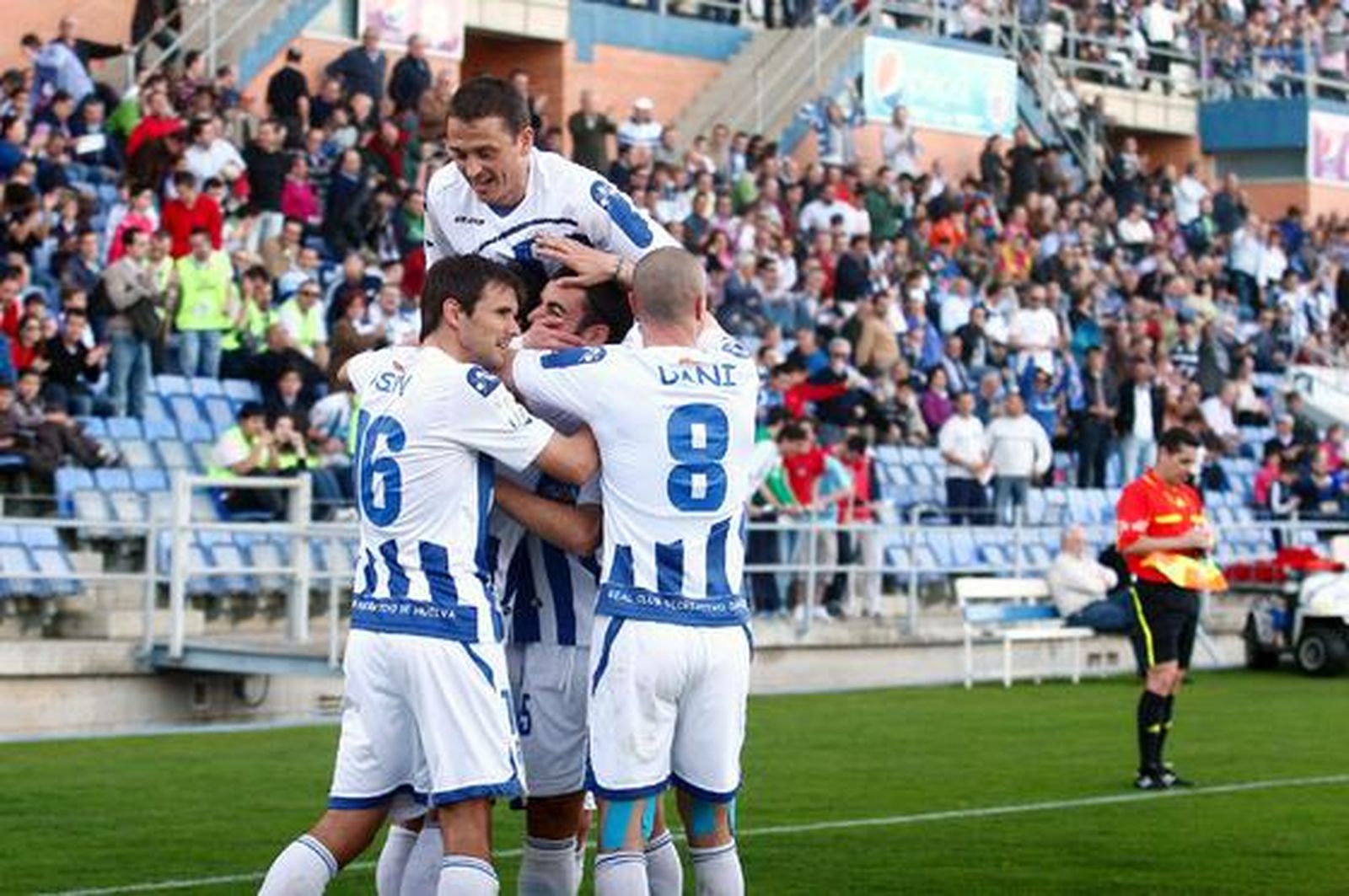 Los jugadores del Recreativo celebran el gol de Rafita. / Alberto Rodríguez