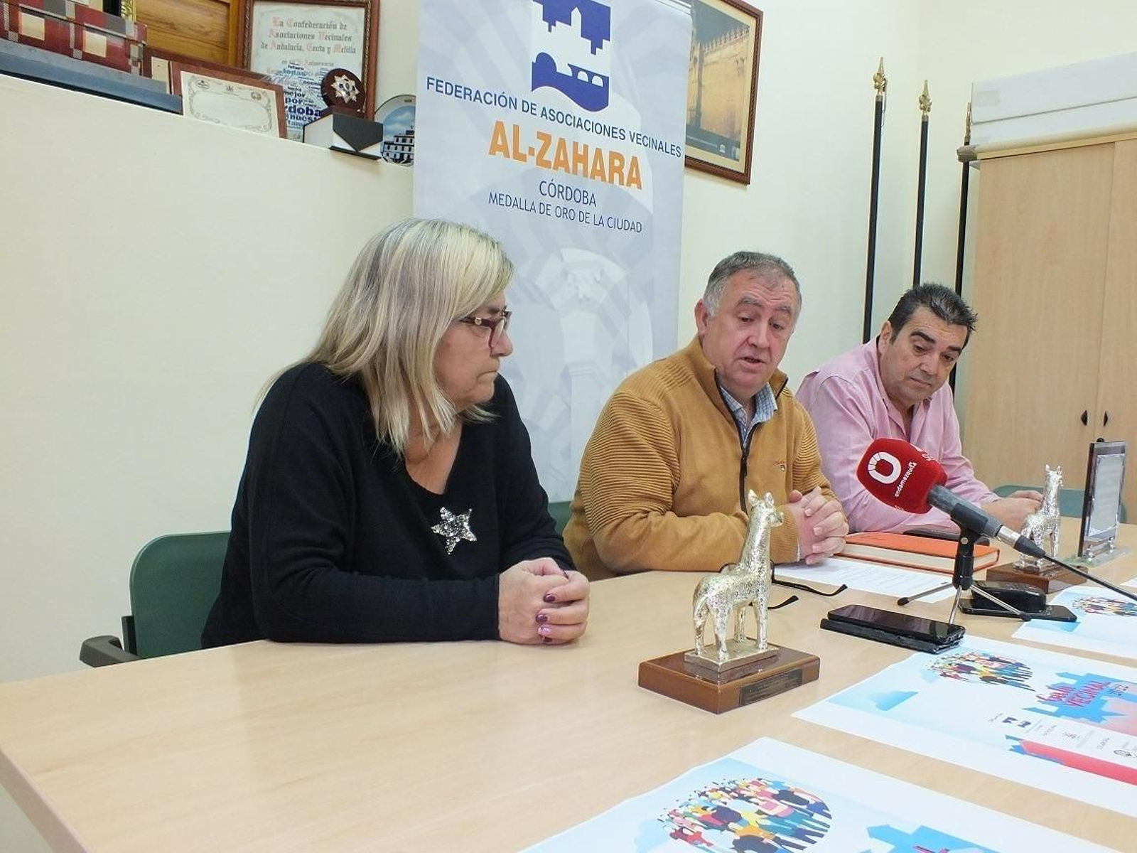 Dolores Suárez, Antonio Toledano y Manuel García presentan los cervatillos de plata.