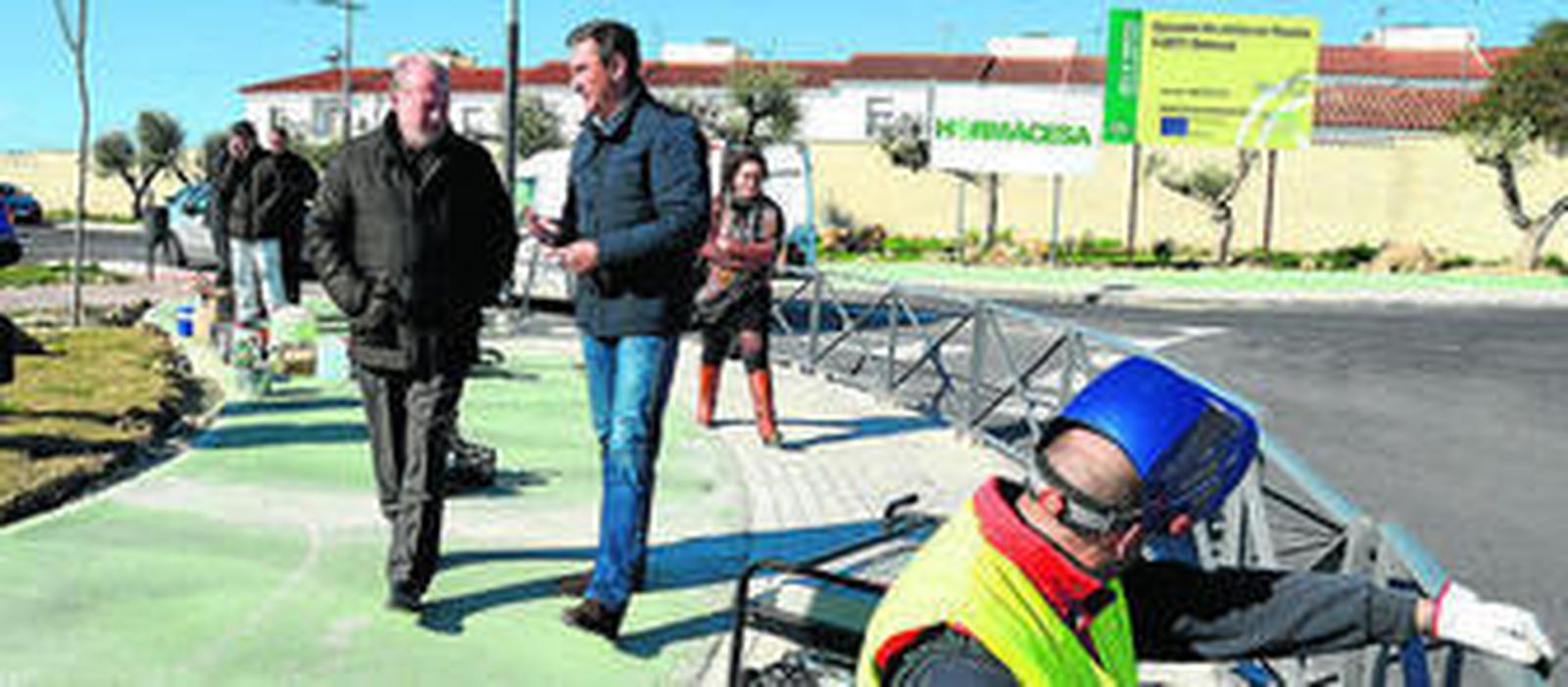El presidente de la Diputación junto al alcalde de Salteras visitando las obras del carril bici que llega hasta Valencina.