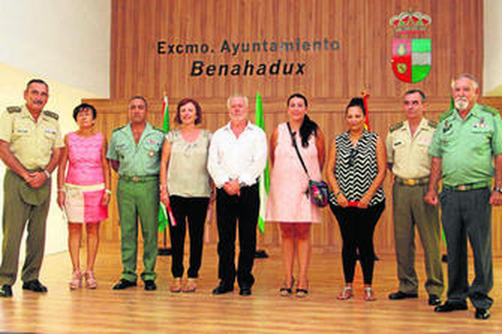 El alcalde de Benahadux y miembros de la Corporación con las autoridades militares en el acto de inauguración.