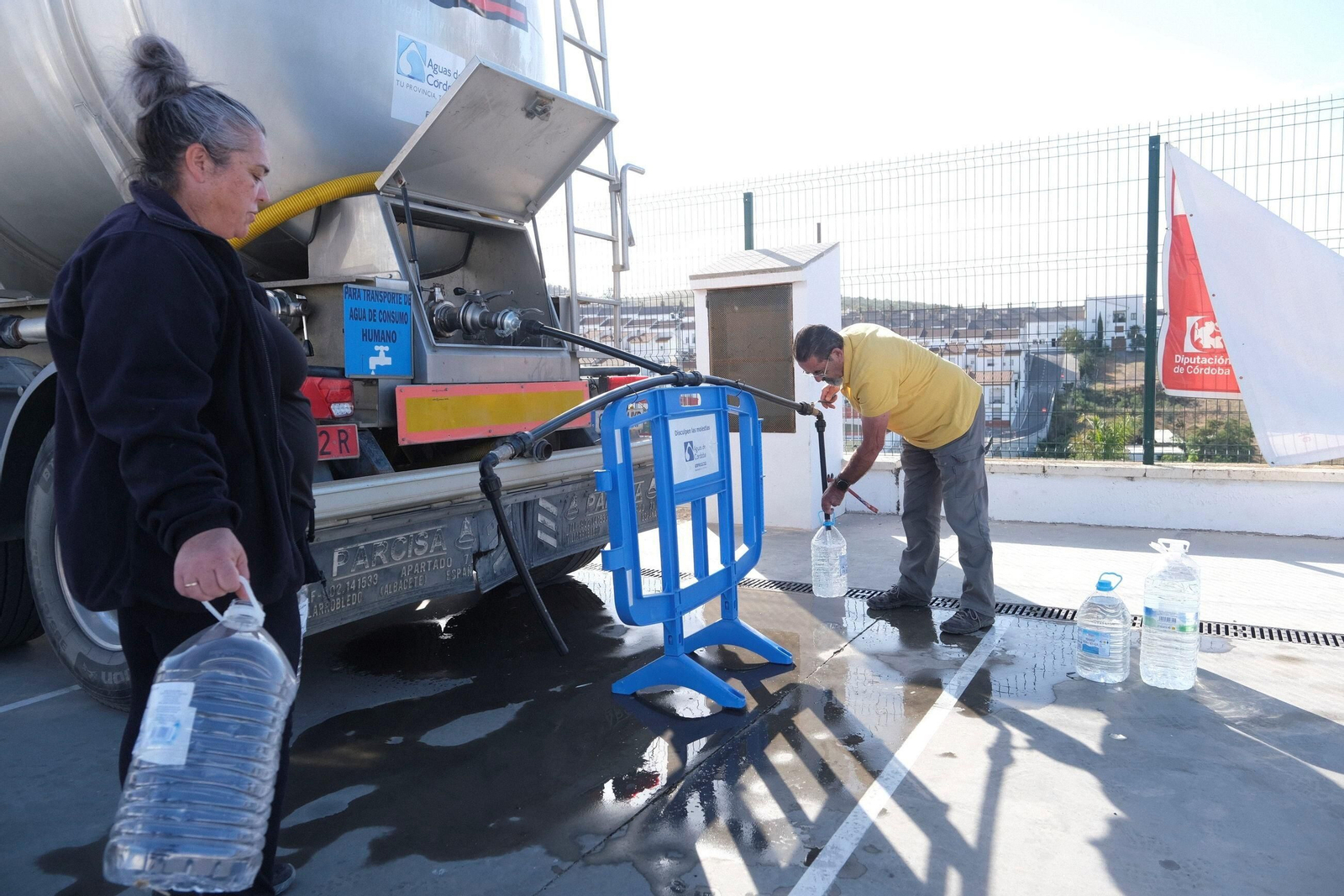 El reparto de agua potable en Espiel, en imágenes