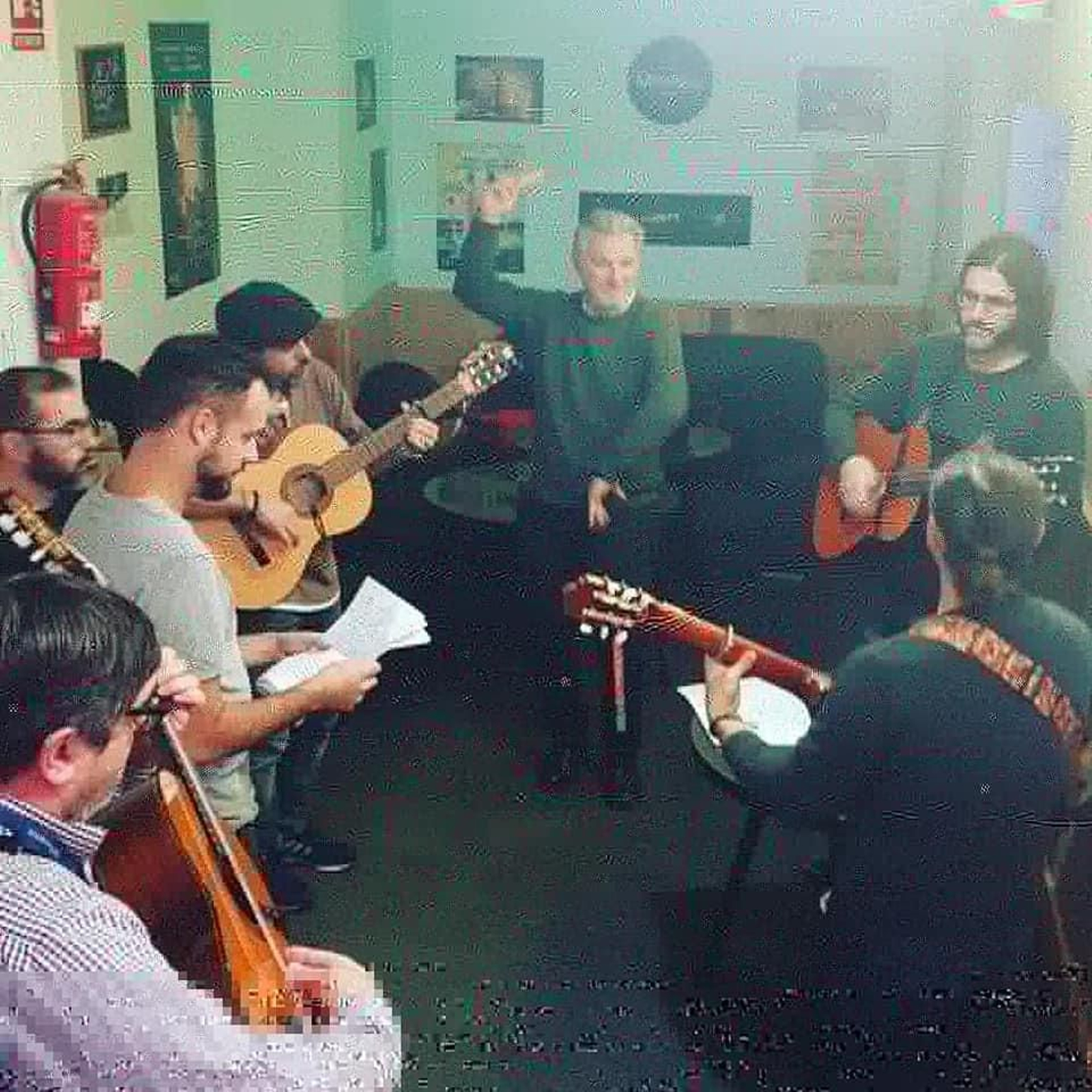 la chirigota del Parchís en un ensayo.