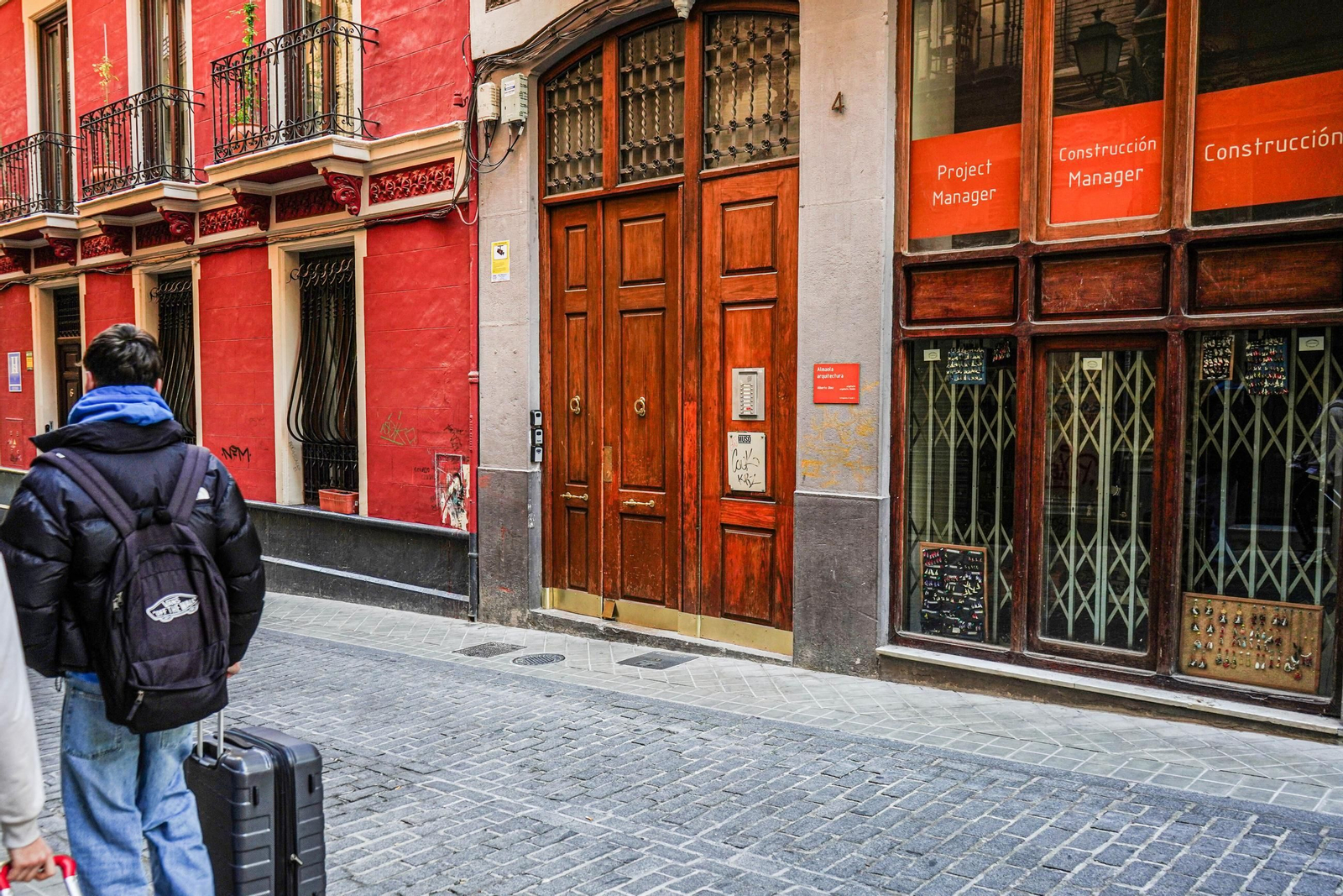 Un turista camina frente a pisos turísticos en Granada