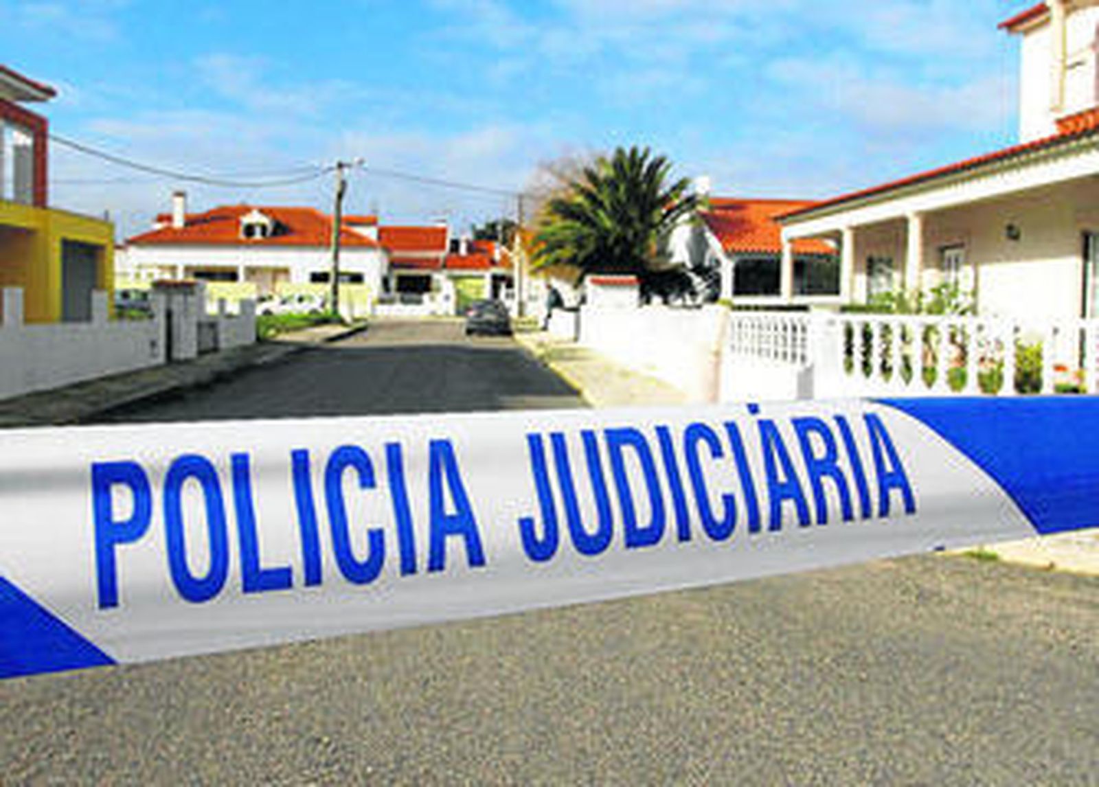 La policía lusa acordonó el chalé de la localidad Casal de Avarela, al norte de Lisboa.