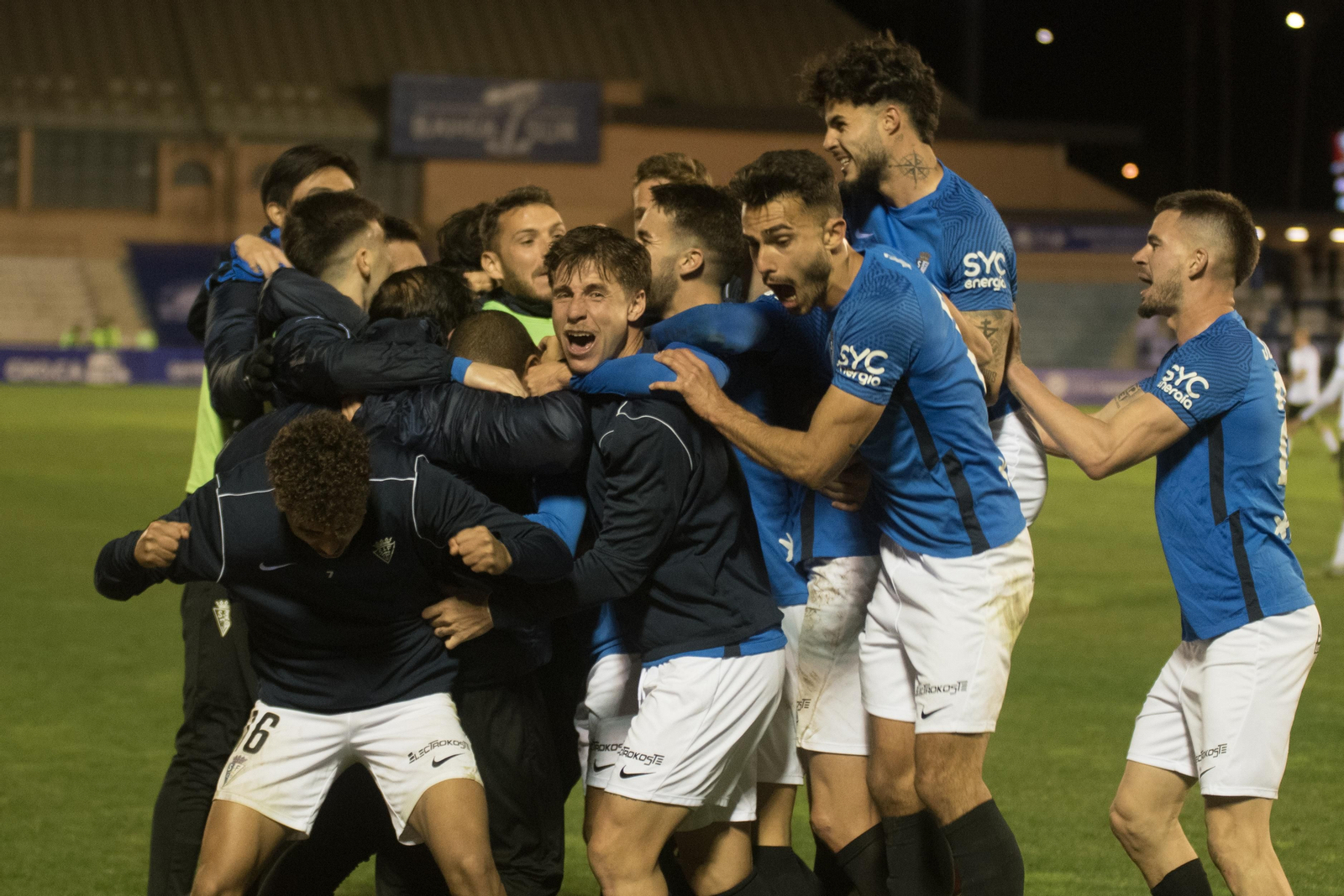 Los jugadores del San Fernando, eufóricos tras la remontada.