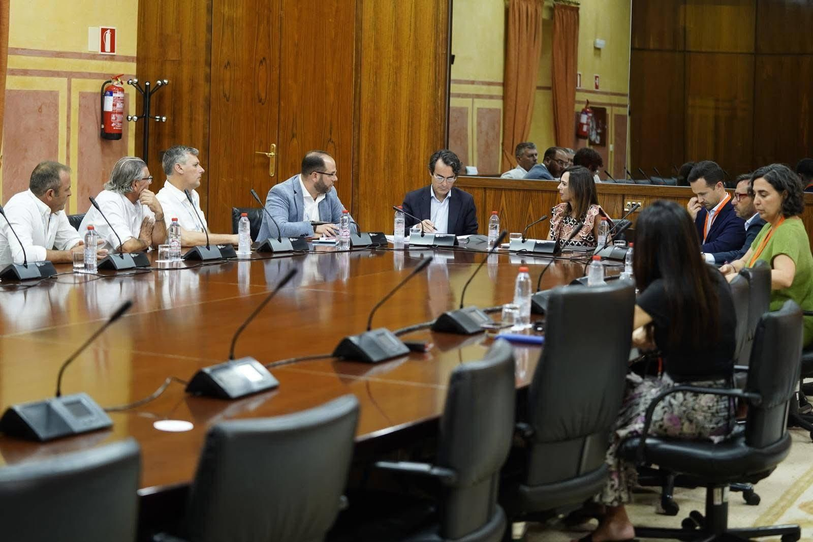 La reunión de los alcaldes del interior de la comarca con la consejera de Fomento.