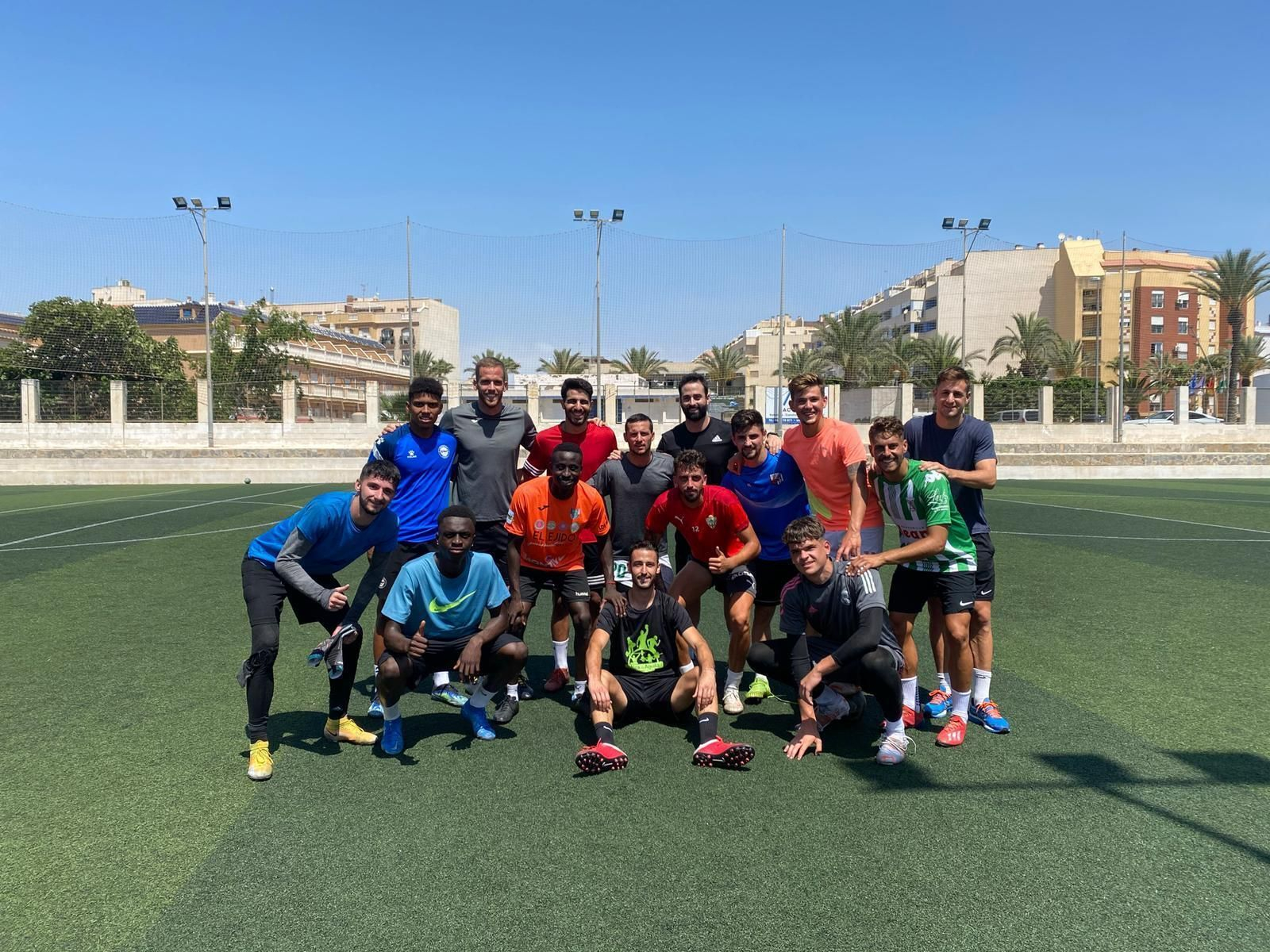 Alex del Águila, con un grupo de jugadores, entre los que está Pablo Piatti con su entrenador Pablo Sánchez.