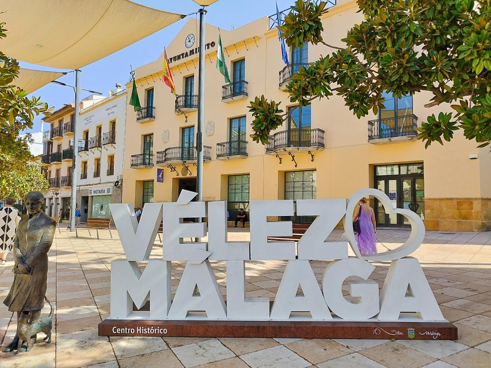 Letras con el nombre del municipio frente al Ayuntamiento.