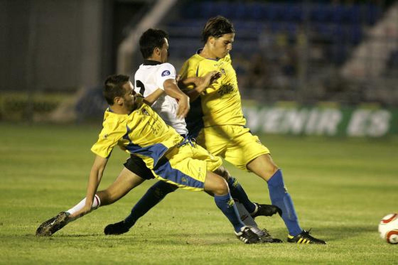 Lolo Armario y Rubén Díaz ´emparedan´ a un rival para quitarle la pelota.

Foto: Jesus Marin