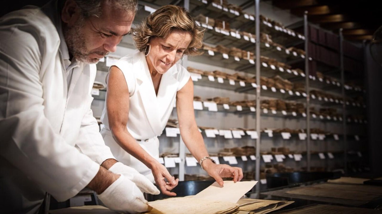 Helena Rivero en el archivo de las bodegas Tradición.