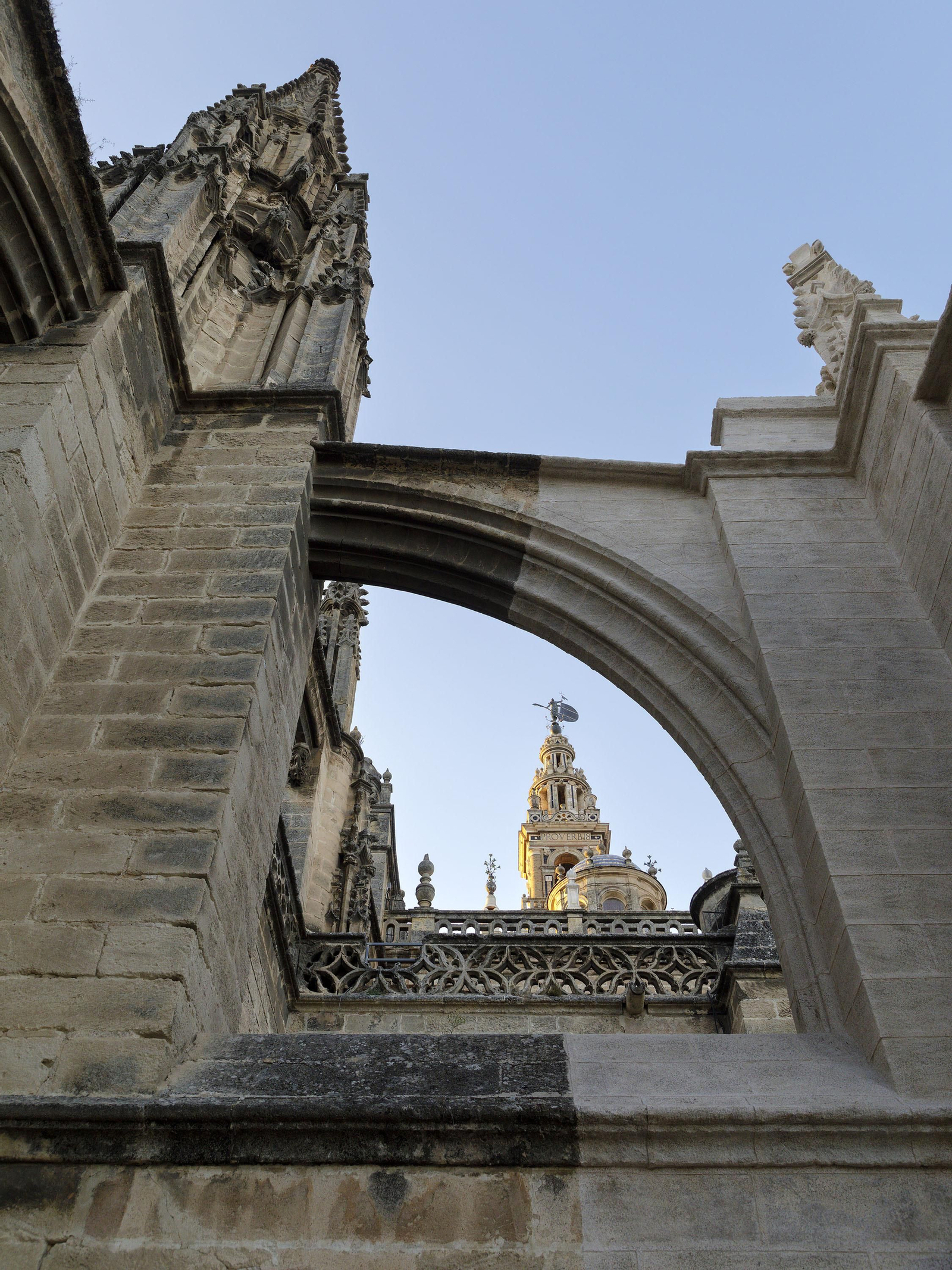 Recorrido de la visita por las cubiertas de la Catedral de Sevilla, al atardecer