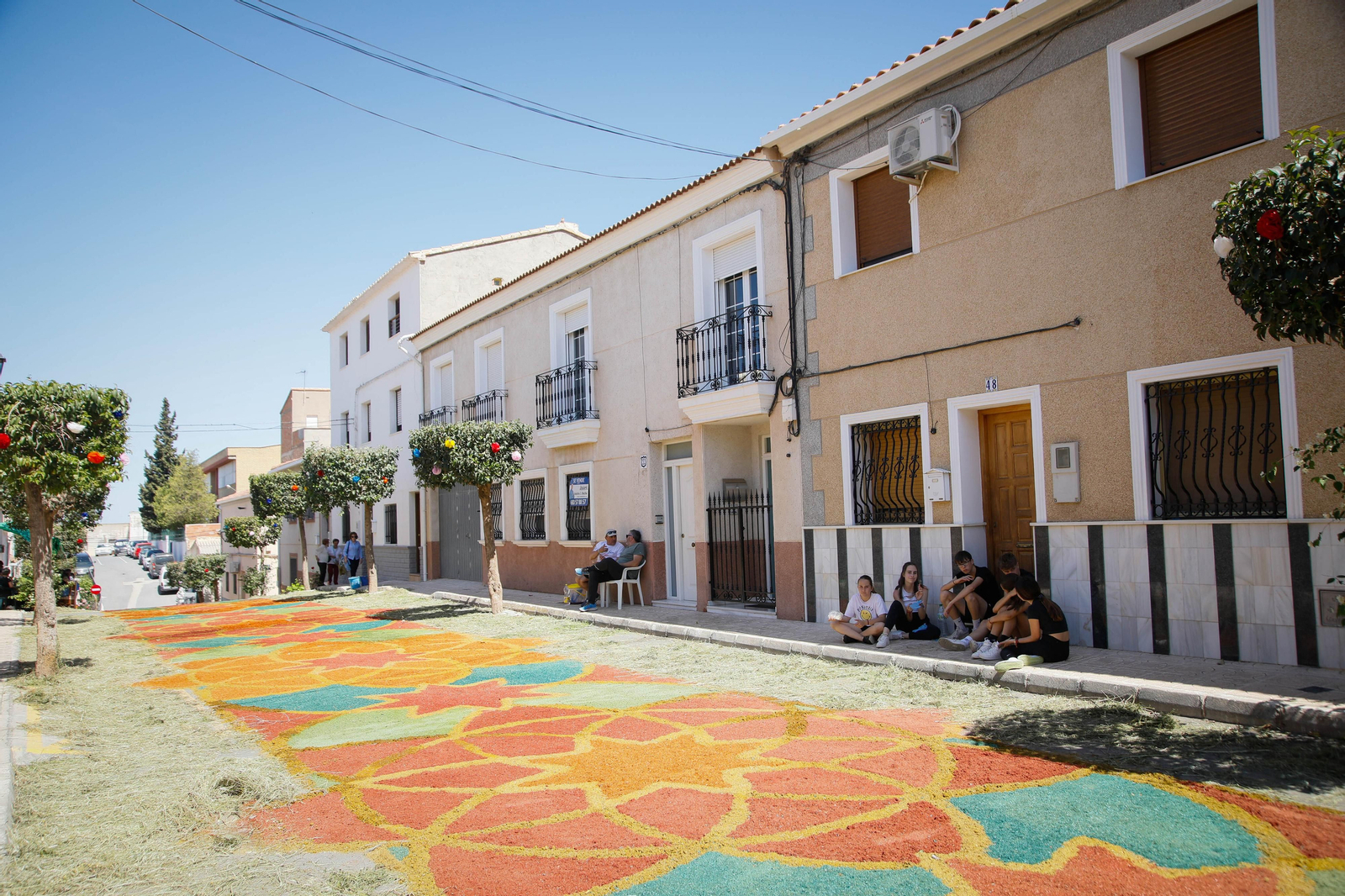 Así es la gran alfombra de serrín para que levite la Virgen de Fátima de Tíjola